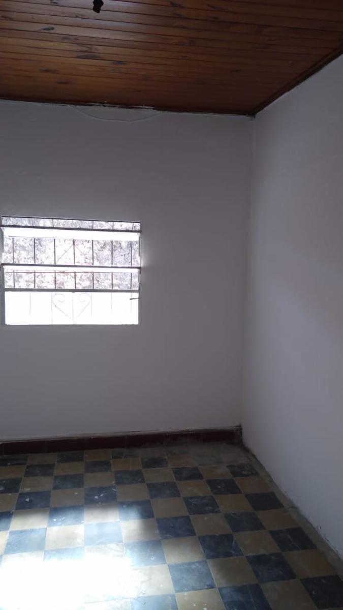 EXCELENTE PROPIEDAD DE 4 AMBIENTES CON ENTRADA DE AUTOS SOBRE LOTE DE 15X50 — foto 3