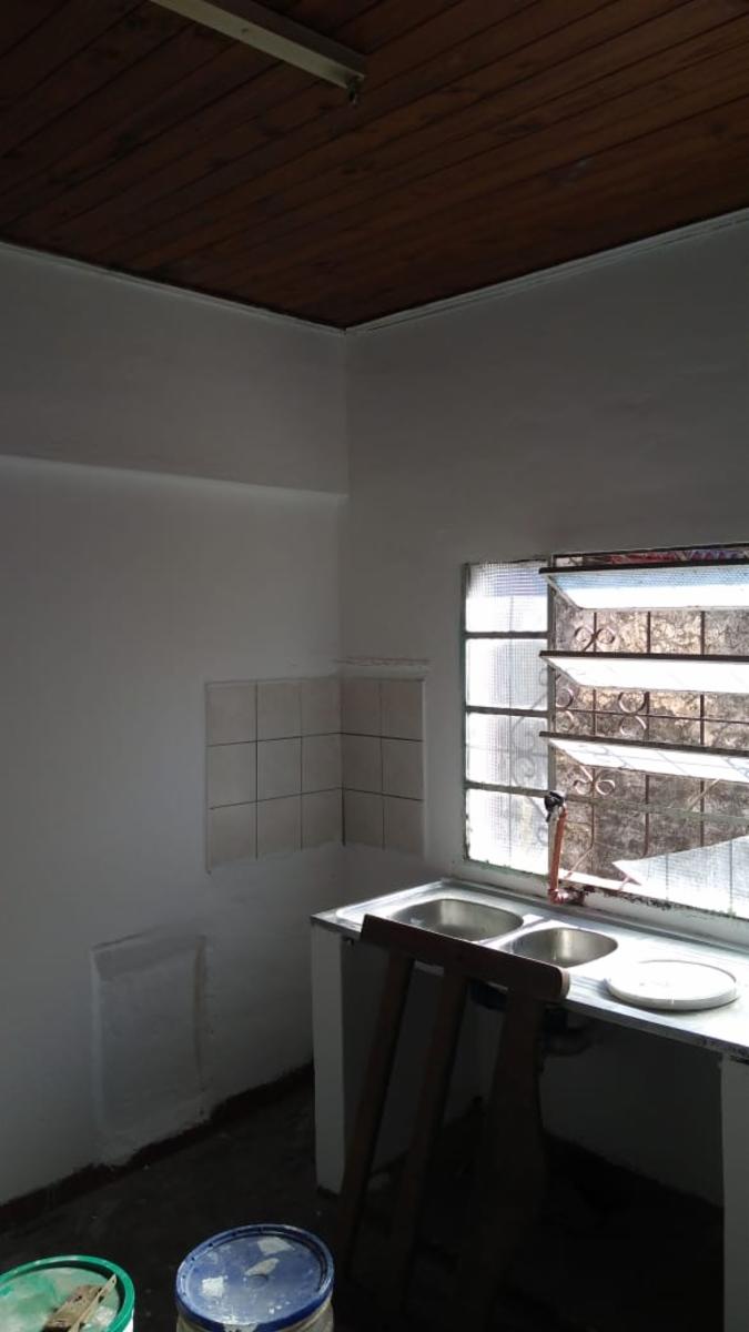 EXCELENTE PROPIEDAD DE 4 AMBIENTES CON ENTRADA DE AUTOS SOBRE LOTE DE 15X50 — foto 4