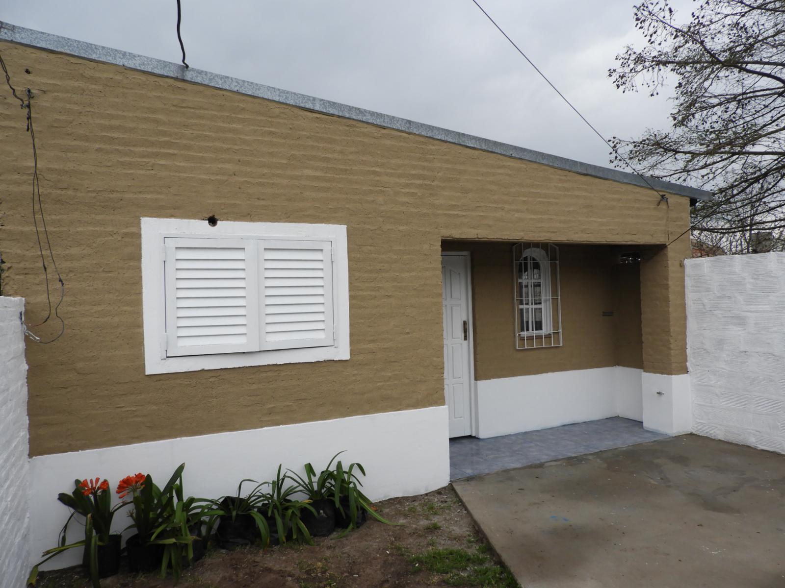 EXCELENTE UBICACIÓN CASA TRES AMBIENTES CON ENTRADA DE AUTO Y GALPON CONENTRADA LATERAL — foto 3