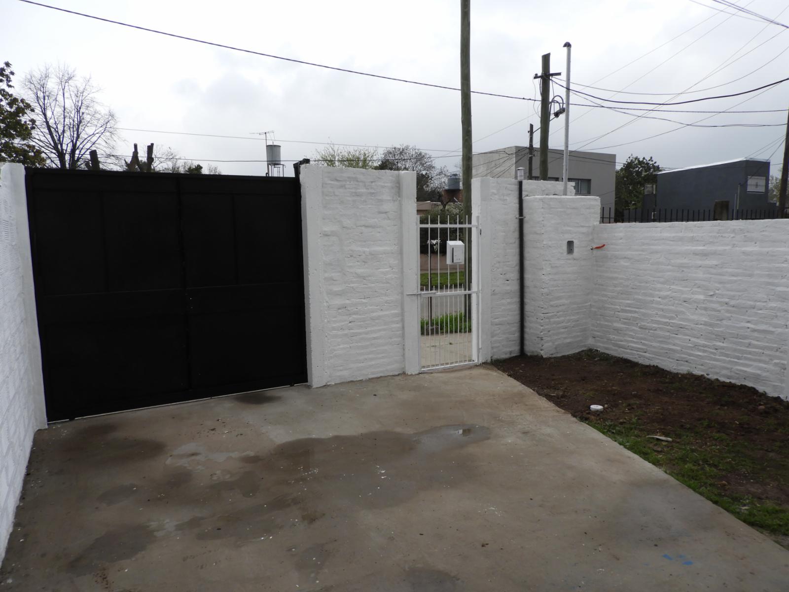 EXCELENTE UBICACIÓN CASA TRES AMBIENTES CON ENTRADA DE AUTO Y GALPON CONENTRADA LATERAL — foto 4
