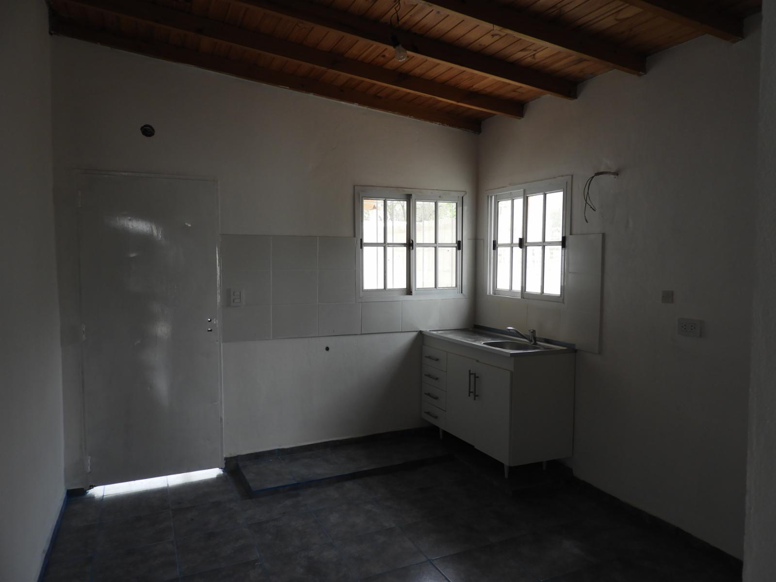EXCELENTE UBICACIÓN CASA TRES AMBIENTES CON ENTRADA DE AUTO Y GALPON CONENTRADA LATERAL — foto 7
