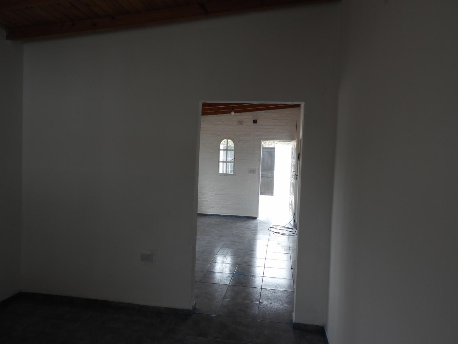 EXCELENTE UBICACIÓN CASA TRES AMBIENTES CON ENTRADA DE AUTO Y GALPON CONENTRADA LATERAL — foto 8