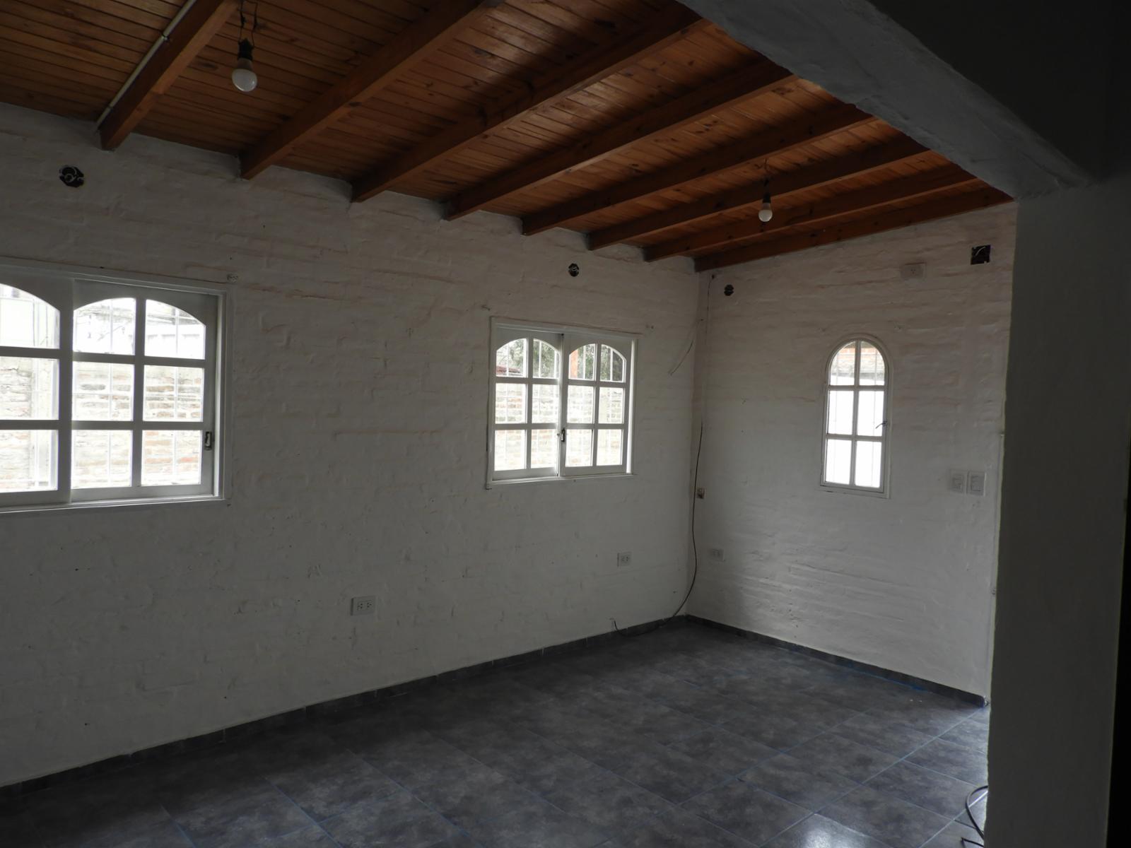 EXCELENTE UBICACIÓN CASA TRES AMBIENTES CON ENTRADA DE AUTO Y GALPON CONENTRADA LATERAL — foto 9