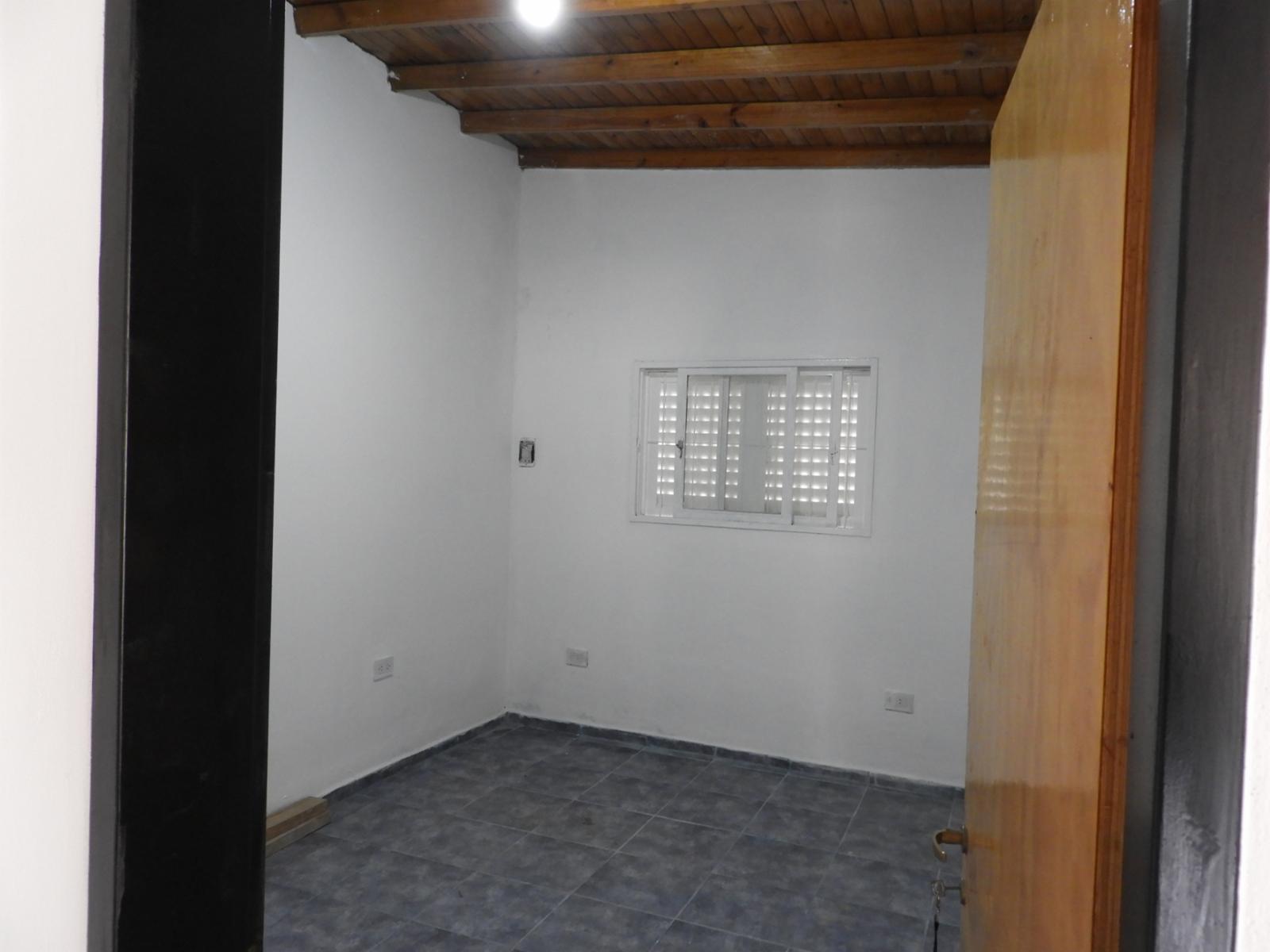 EXCELENTE UBICACIÓN CASA TRES AMBIENTES CON ENTRADA DE AUTO Y GALPON CONENTRADA LATERAL — foto 10