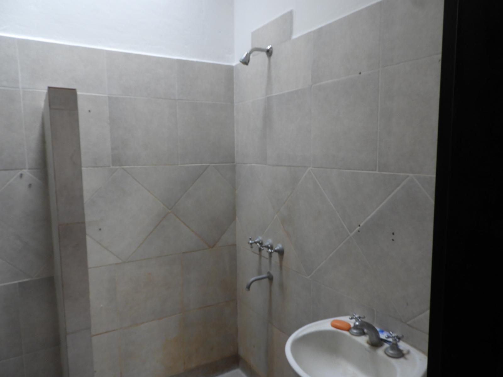 EXCELENTE UBICACIÓN CASA TRES AMBIENTES CON ENTRADA DE AUTO Y GALPON CONENTRADA LATERAL — foto 11