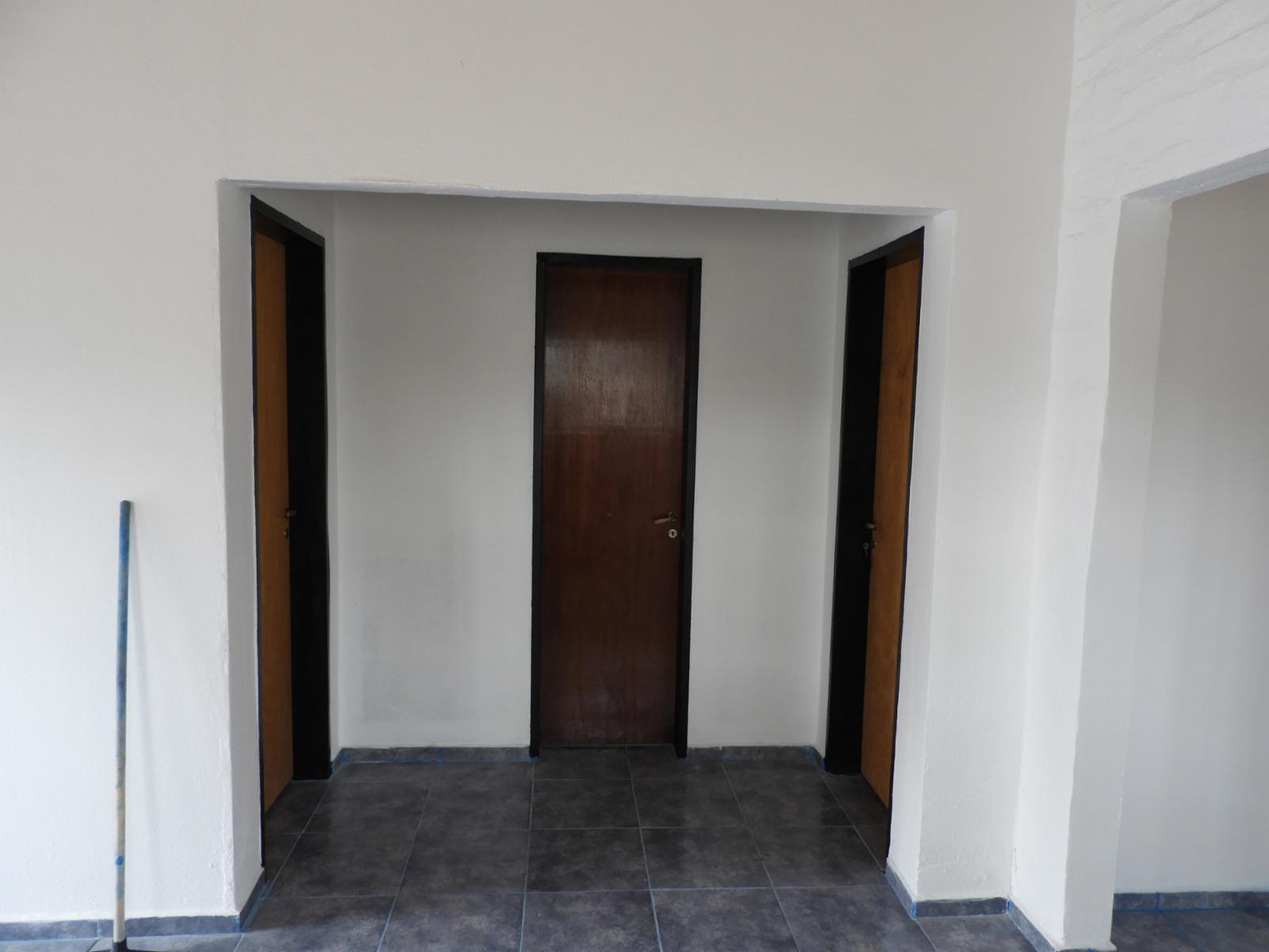 EXCELENTE UBICACIÓN CASA TRES AMBIENTES CON ENTRADA DE AUTO Y GALPON CONENTRADA LATERAL — foto 12