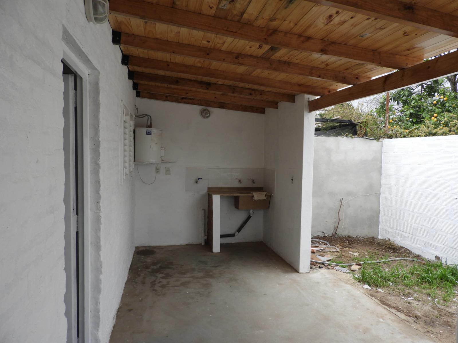EXCELENTE UBICACIÓN CASA TRES AMBIENTES CON ENTRADA DE AUTO Y GALPON CONENTRADA LATERAL — foto 14