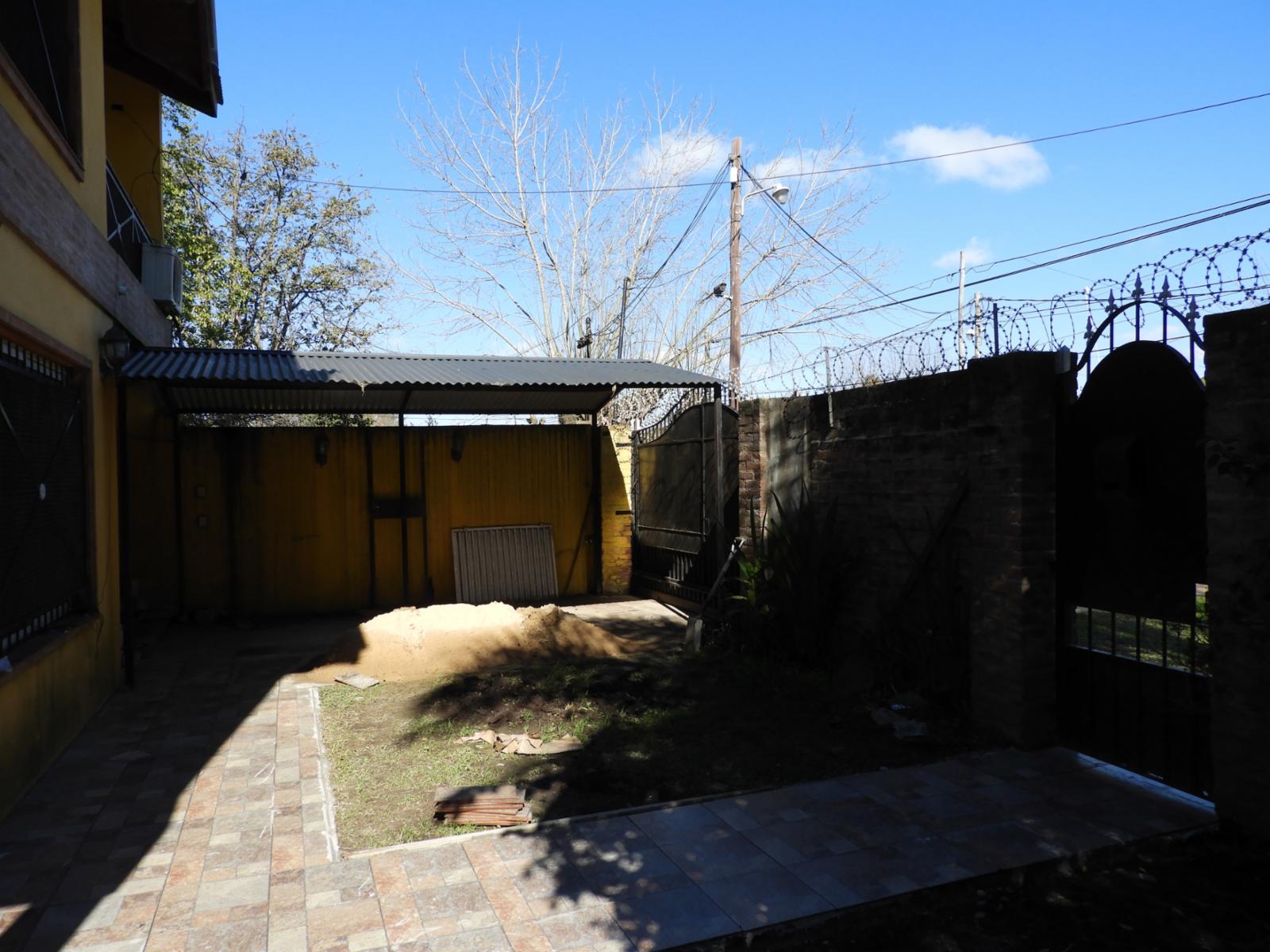 EXCELENTE PROPIEDAD DE SEIS AMBIENTES CON JARDÍN ENTRADA DE AUTO Y FONDO LIBRE — foto 2