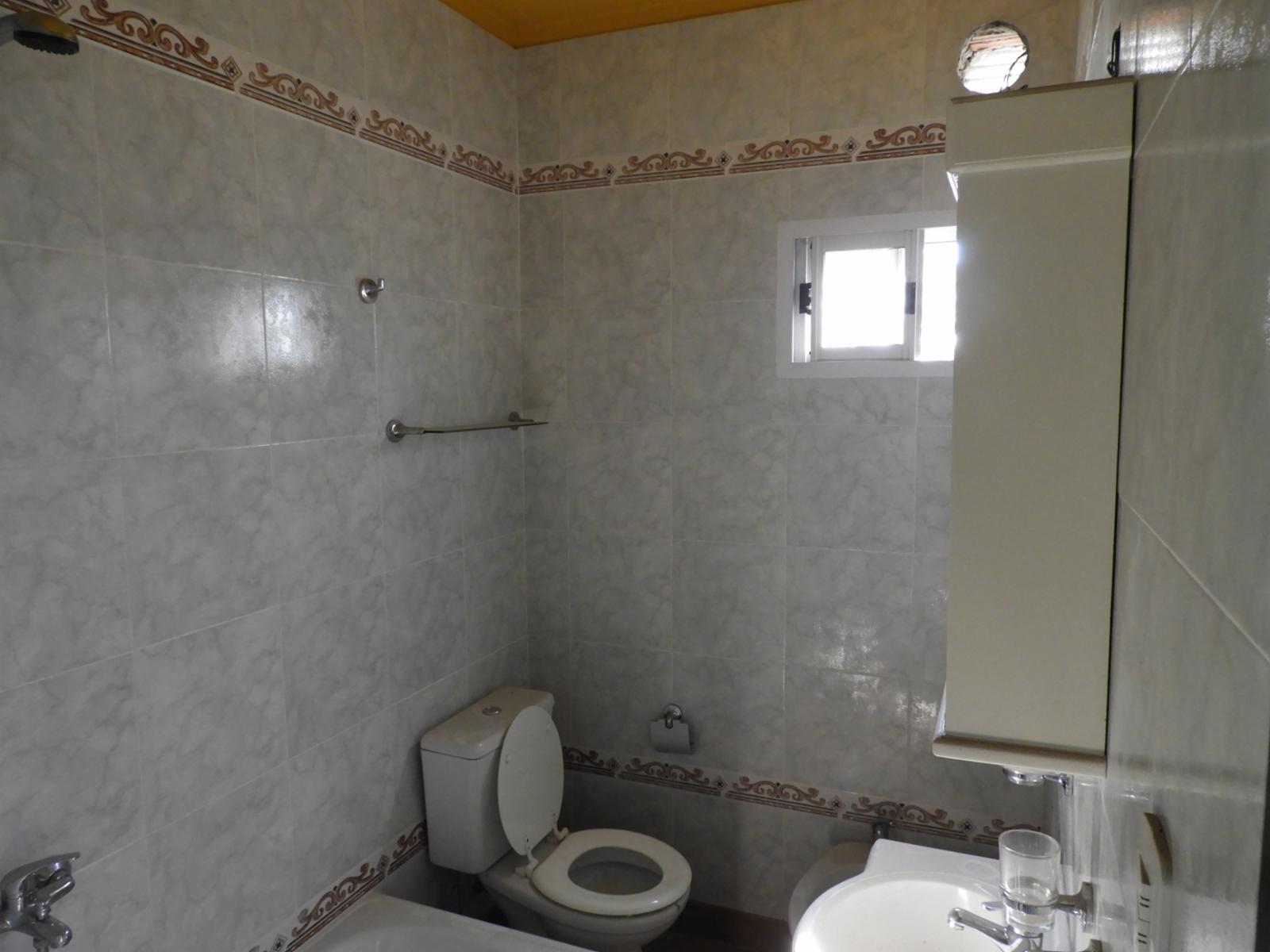 EXCELENTE PROPIEDAD DE SEIS AMBIENTES CON JARDÍN ENTRADA DE AUTO Y FONDO LIBRE — foto 8