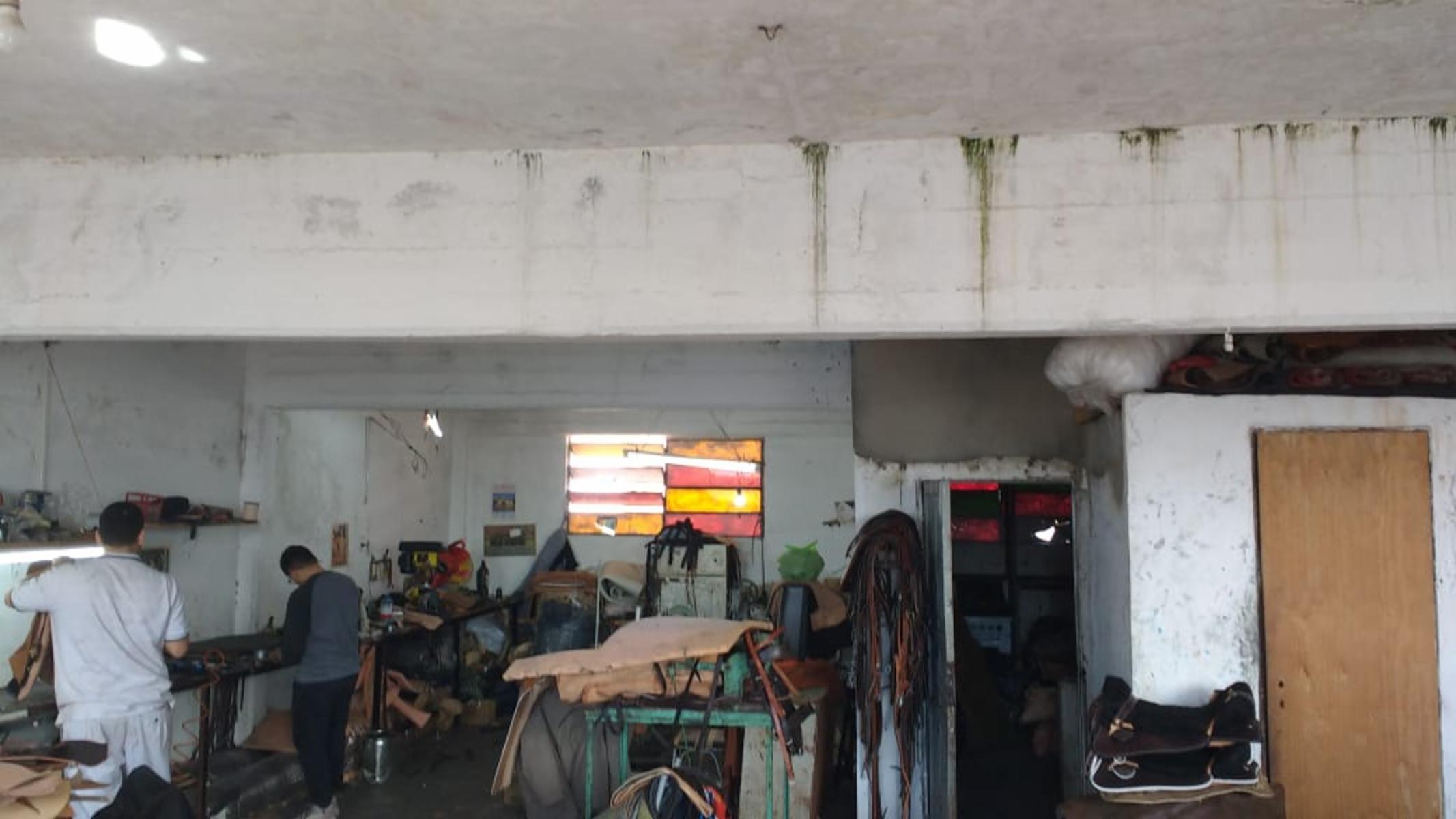 EXCELENTE PROPIEDAD EN ZONA INDUSTRIAL GALPÓN DE 300 M2 MAS SALÓN MAS DEPARTAMENTO — foto 3