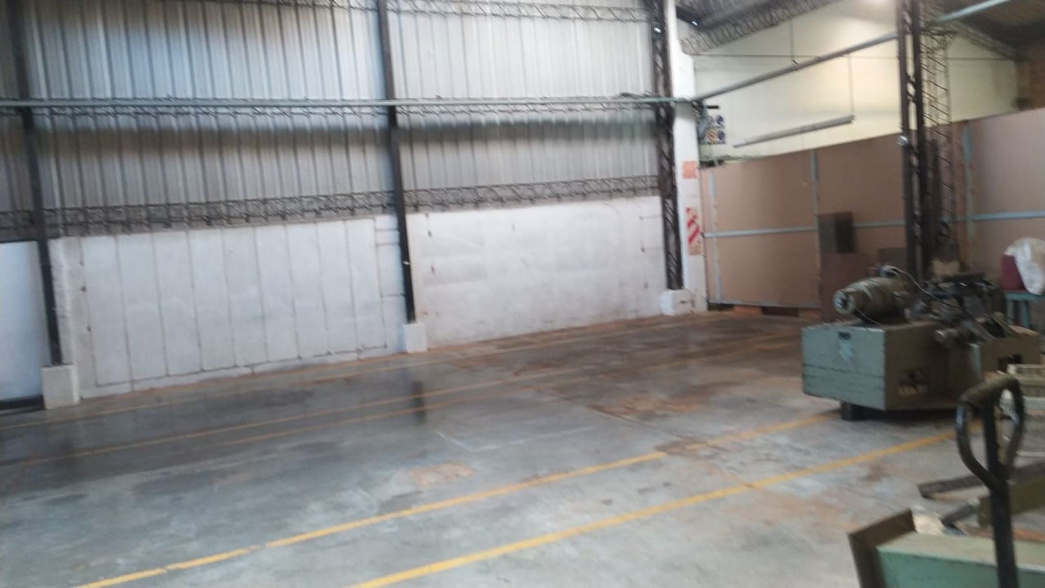 EXELENTE GALPON INDUSTRIAL DE 1.100 METROS CUADRADOS CON ESTACIONAMIENTO Y FUERZA MOTRIZ - 2