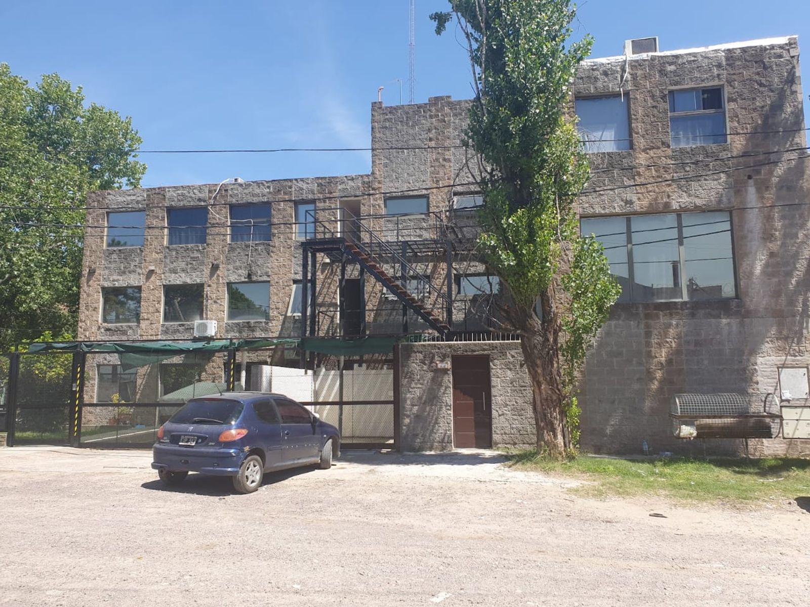 EXELENTE GALPON INDUSTRIAL DE 1.100 METROS CUADRADOS CON ESTACIONAMIENTO Y FUERZA MOTRIZ - 3