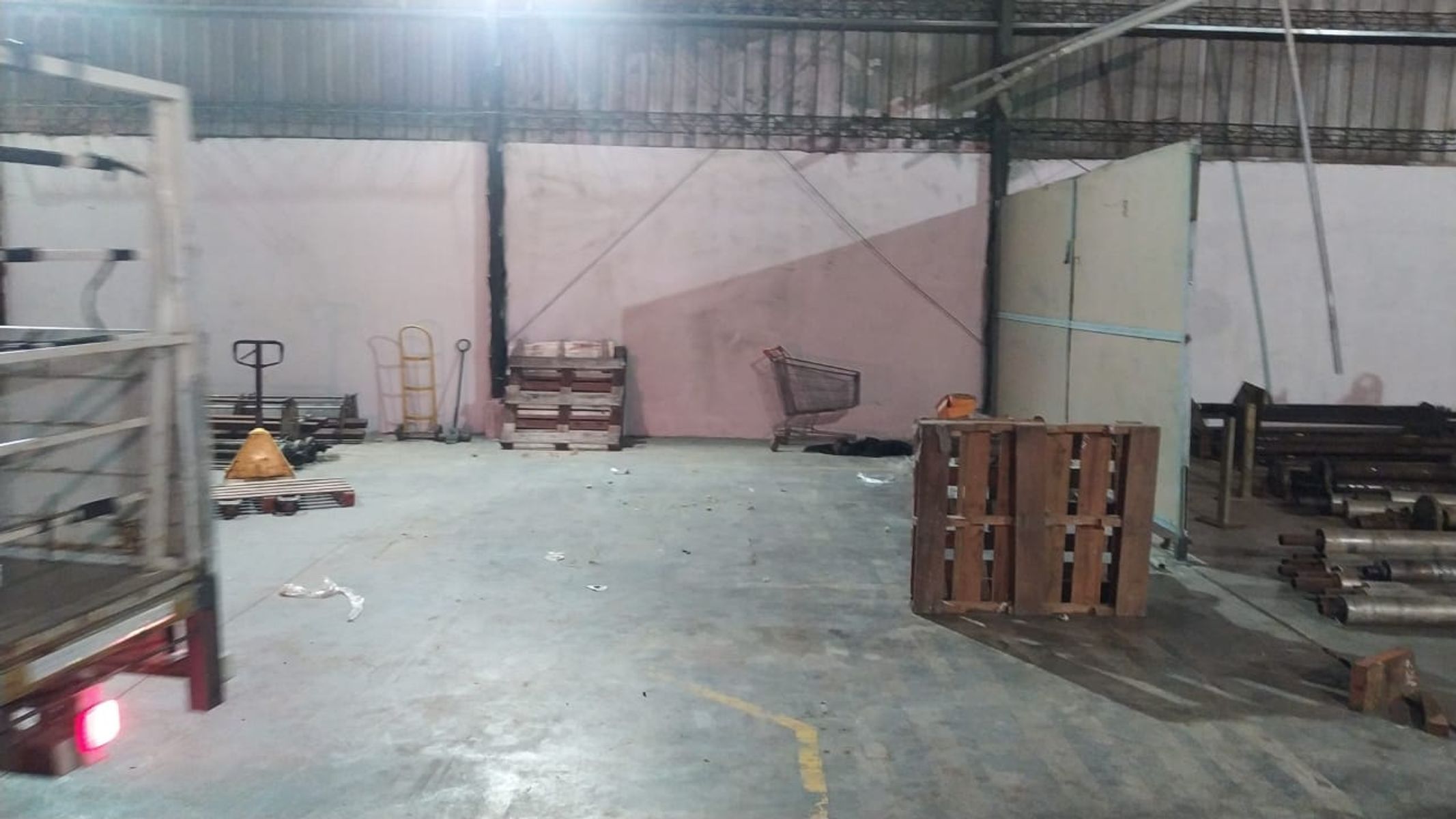 EXELENTE GALPON INDUSTRIAL DE 1.100 METROS CUADRADOS CON ESTACIONAMIENTO Y FUERZA MOTRIZ - 5