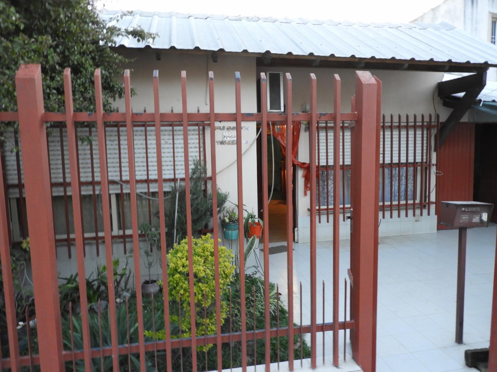 EXCELENTE CASA DE TRES AMBIENTES CON GARAGE JARDIN PATIO Y FONDO LIBRE