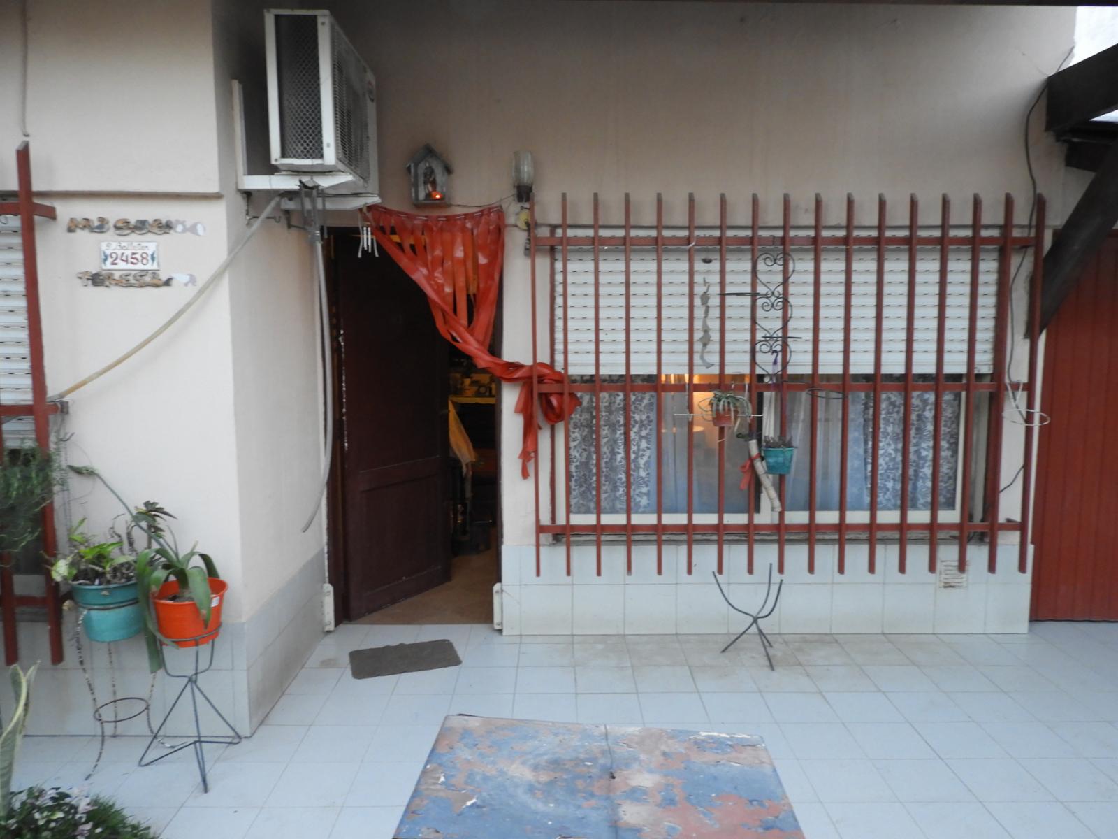 EXCELENTE CASA DE TRES AMBIENTES CON GARAGE JARDIN PATIO Y FONDO LIBRE — foto 2