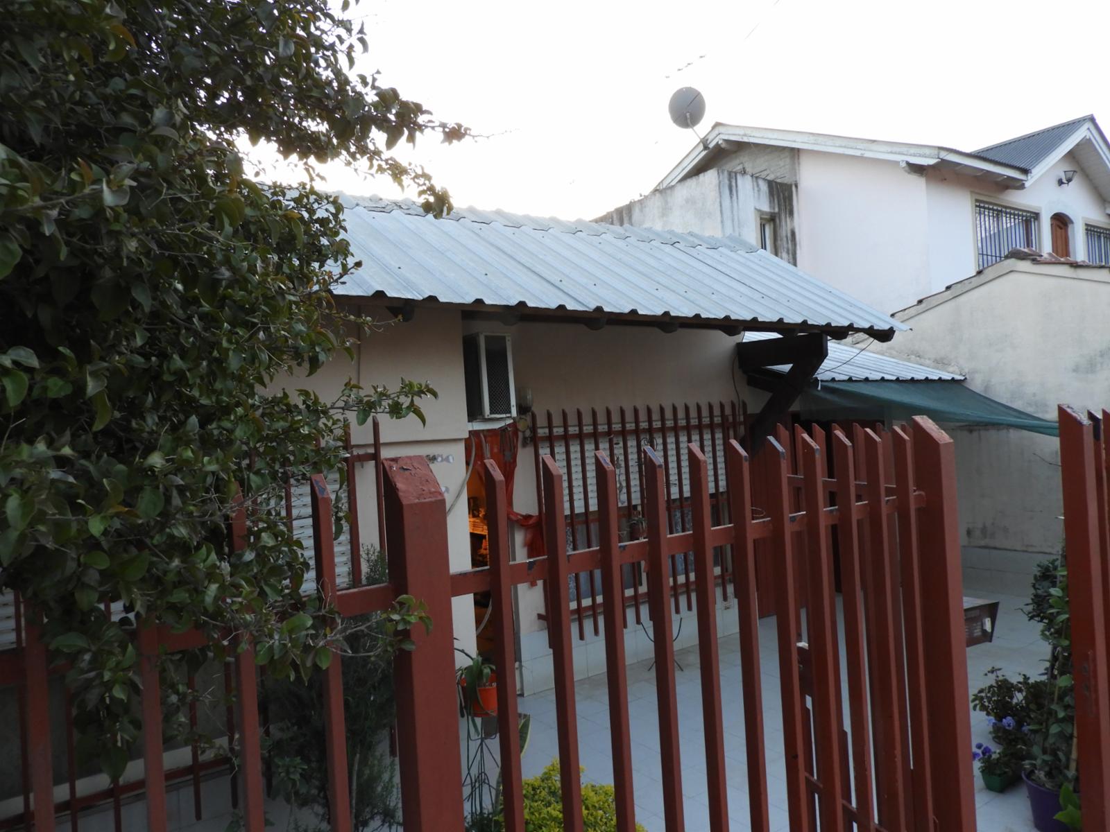 EXCELENTE CASA DE TRES AMBIENTES CON GARAGE JARDIN PATIO Y FONDO LIBRE — foto 3