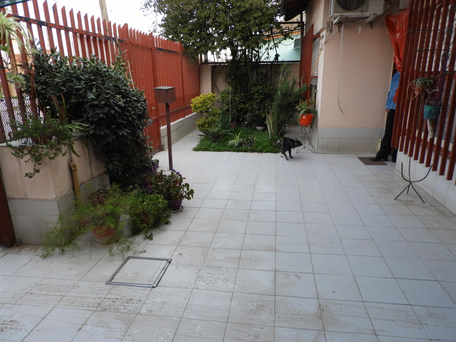 EXCELENTE CASA DE TRES AMBIENTES CON GARAGE JARDIN PATIO Y FONDO LIBRE — foto 4