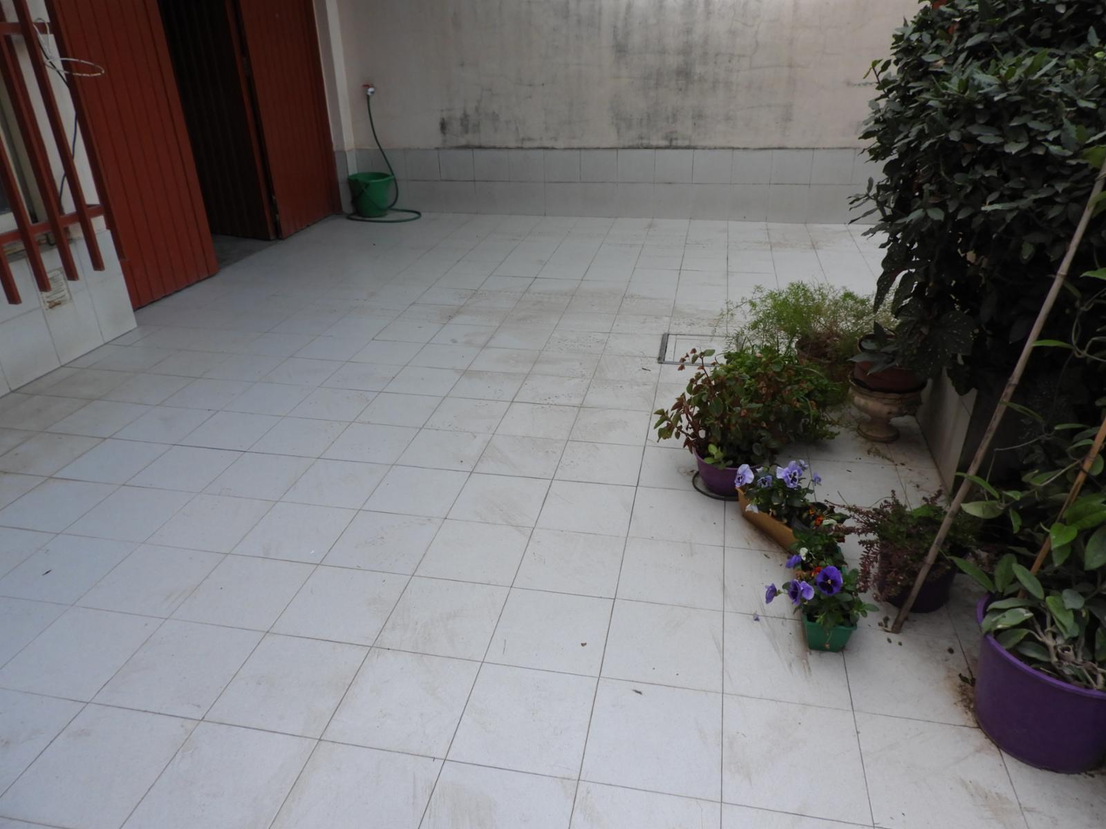 EXCELENTE CASA DE TRES AMBIENTES CON GARAGE JARDIN PATIO Y FONDO LIBRE — foto 5