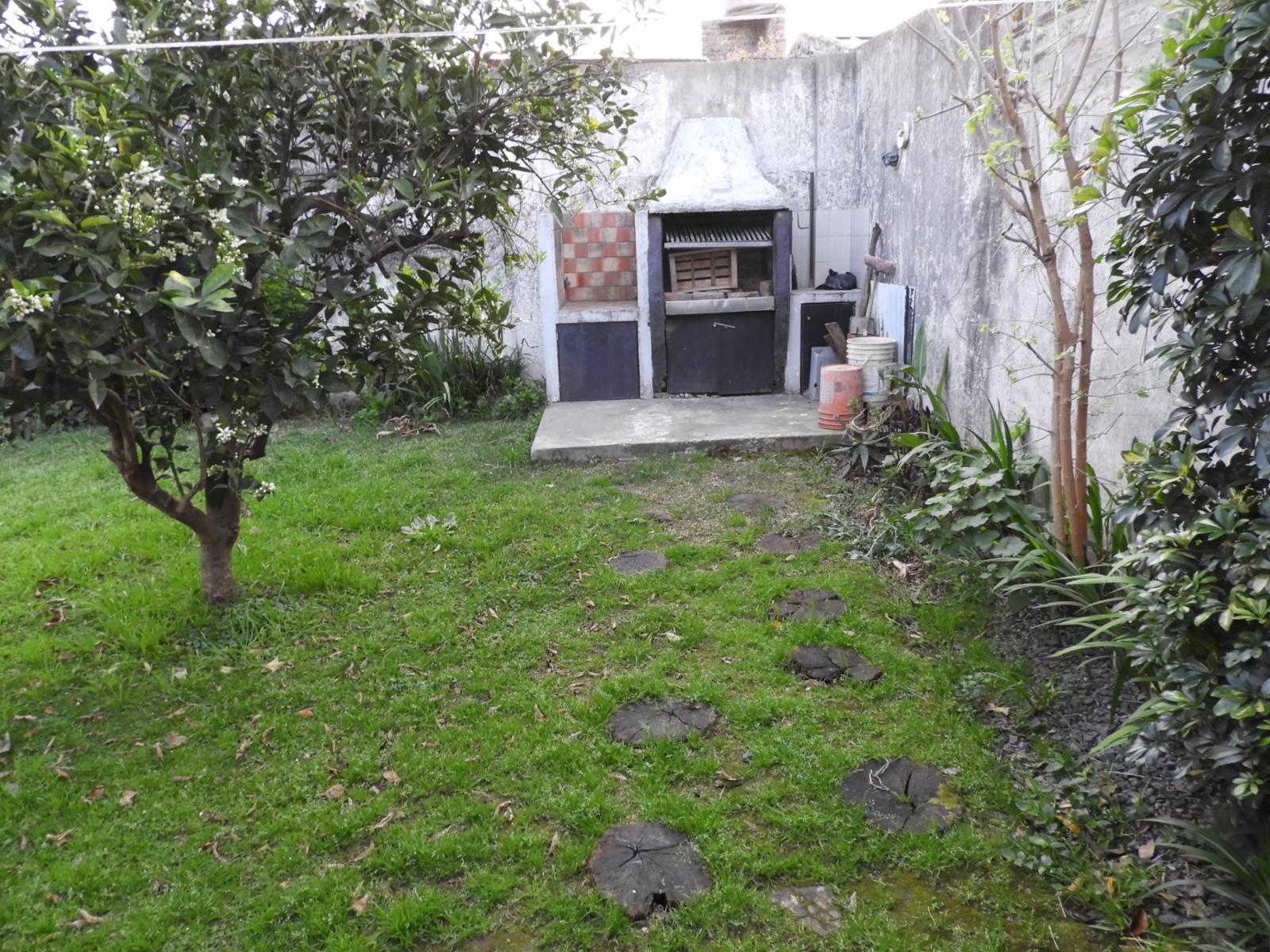EXCELENTE CASA DE TRES AMBIENTES CON GARAGE JARDIN PATIO Y FONDO LIBRE — foto 12