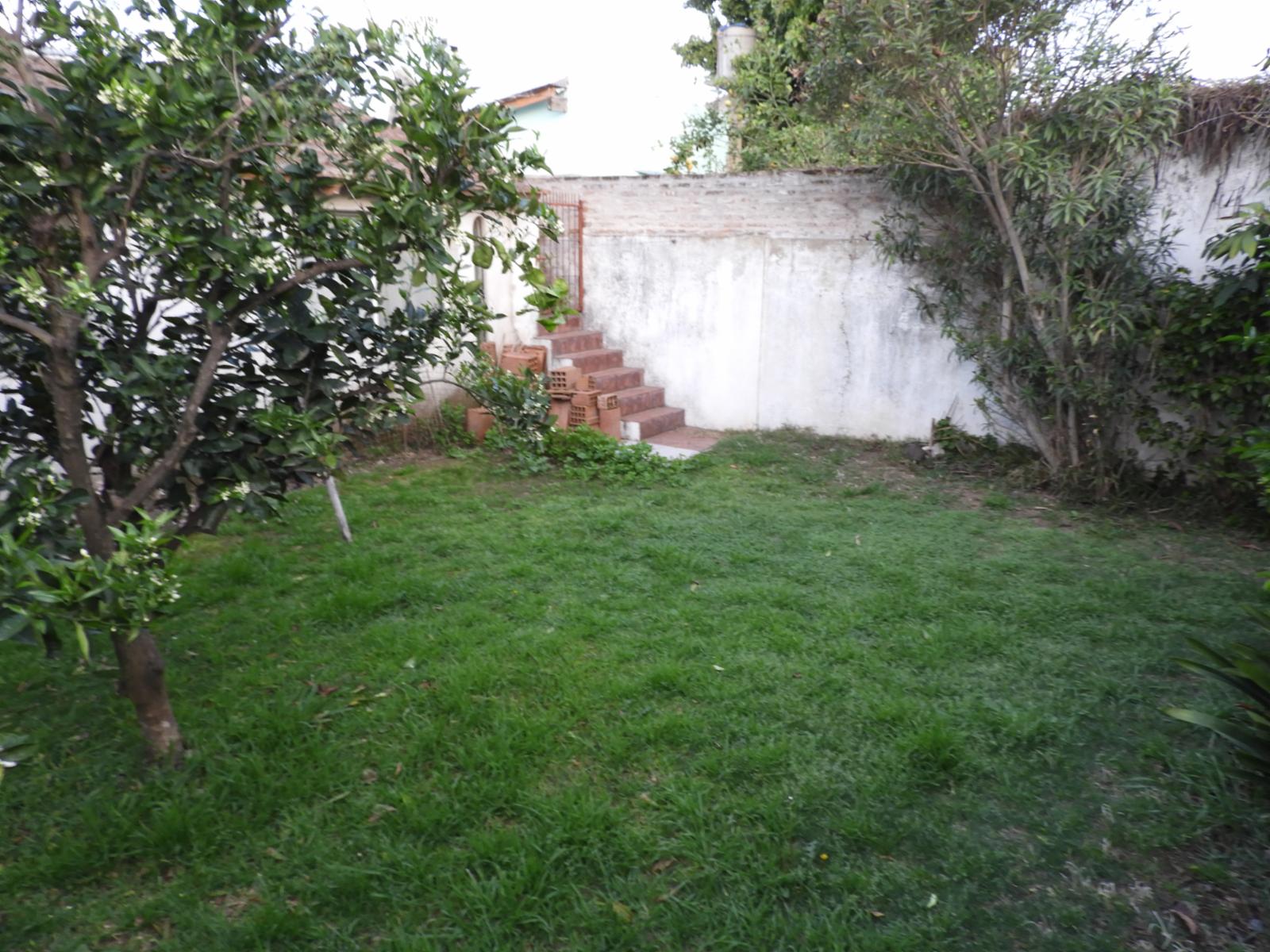 EXCELENTE CASA DE TRES AMBIENTES CON GARAGE JARDIN PATIO Y FONDO LIBRE — foto 13