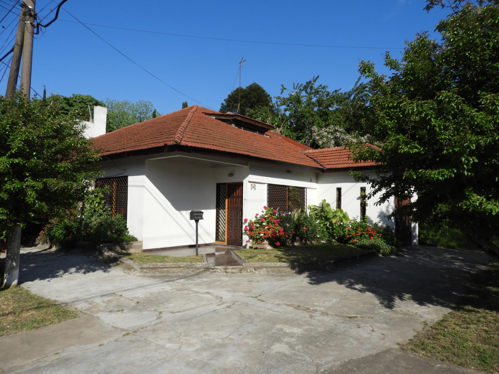 EXCELENTE PROPIEDAD CASA MULTIFAMILIAR CON PATIO Y GARAGE CUBIERTO