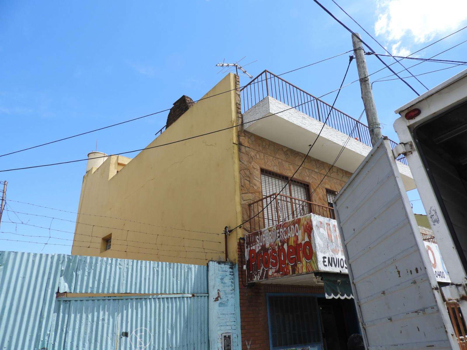 EXCELENTE DEPARTAMENTO DE CUATRO AMBIENTES CON PATIO Y TERRAZA EN PLANTA ALTA ÚNICO POR SUS DIMENSIONES RECIBO PROPIEDAD MENOR VALOR EN PARTE DE PAGO - 2
