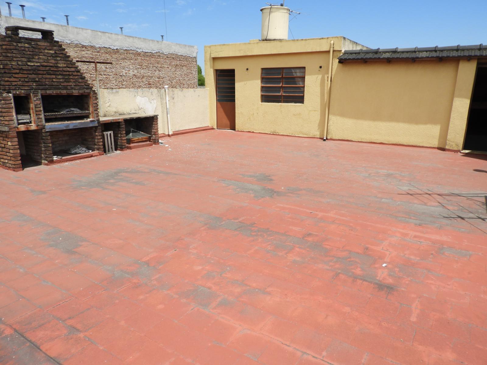 EXCELENTE DEPARTAMENTO DE CUATRO AMBIENTES CON PATIO Y TERRAZA EN PLANTA ALTA ÚNICO POR SUS DIMENSIONES RECIBO PROPIEDAD MENOR VALOR EN PARTE DE PAGO - 5