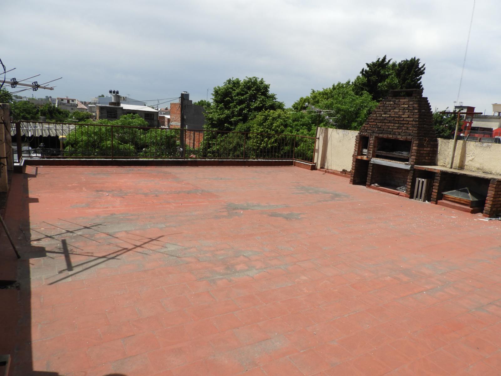 EXCELENTE DEPARTAMENTO DE CUATRO AMBIENTES CON PATIO Y TERRAZA EN PLANTA ALTA ÚNICO POR SUS DIMENSIONES RECIBO PROPIEDAD MENOR VALOR EN PARTE DE PAGO - 6