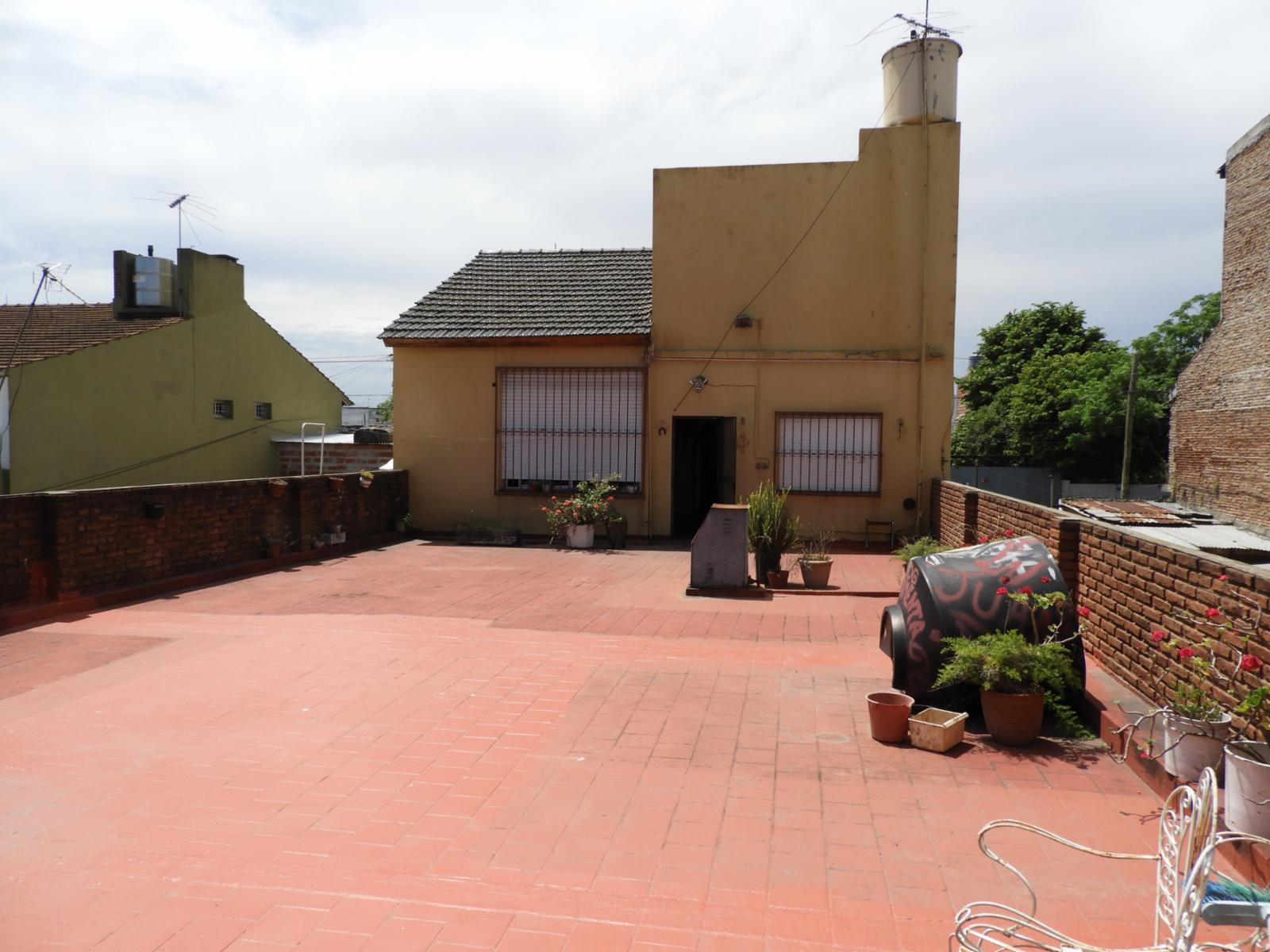EXCELENTE DEPARTAMENTO DE CUATRO AMBIENTES CON PATIO Y TERRAZA EN PLANTA ALTA ÚNICO POR SUS DIMENSIONES RECIBO PROPIEDAD MENOR VALOR EN PARTE DE PAGO - 9