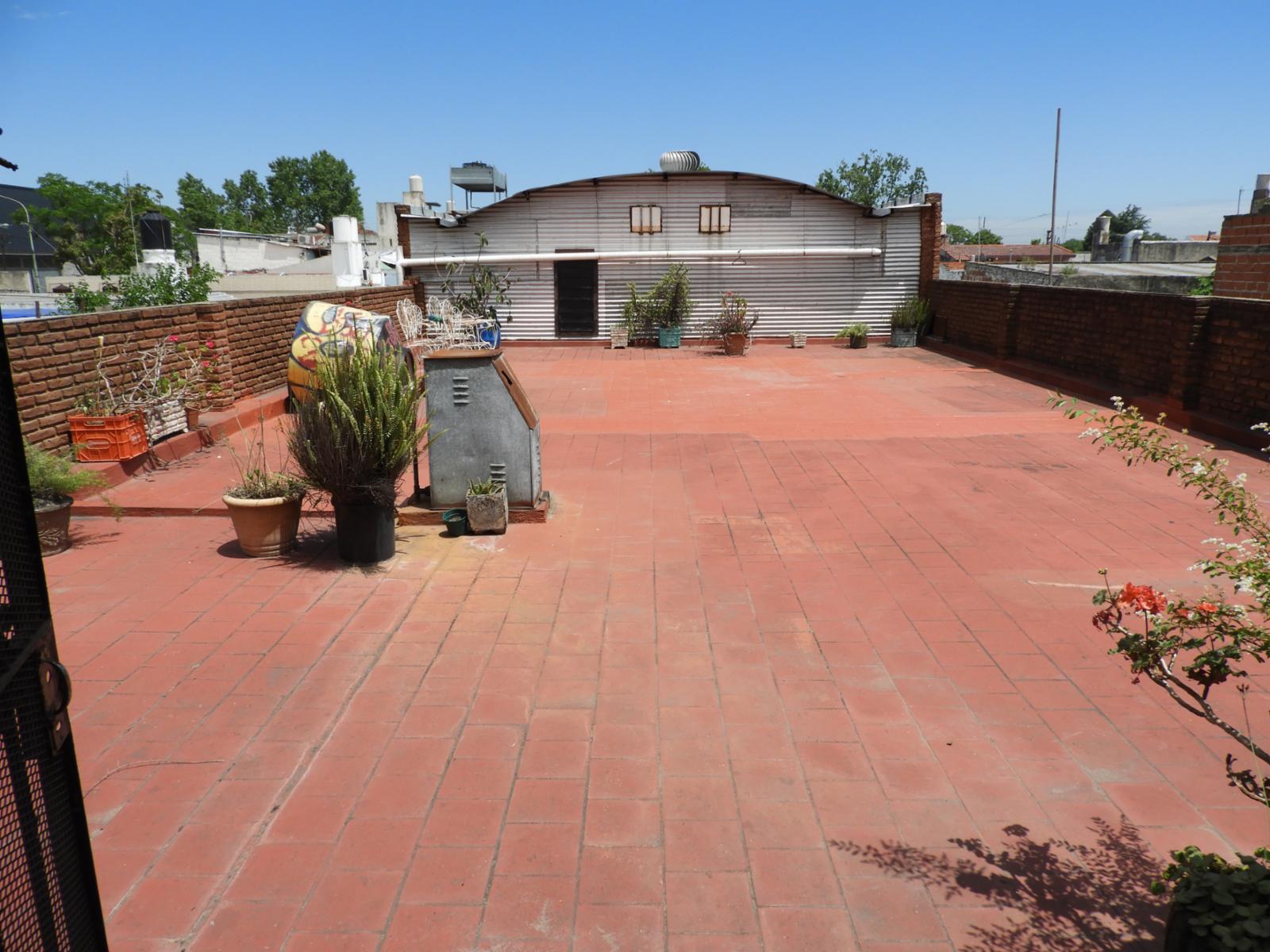 EXCELENTE DEPARTAMENTO DE CUATRO AMBIENTES CON PATIO Y TERRAZA EN PLANTA ALTA ÚNICO POR SUS DIMENSIONES RECIBO PROPIEDAD MENOR VALOR EN PARTE DE PAGO - 10