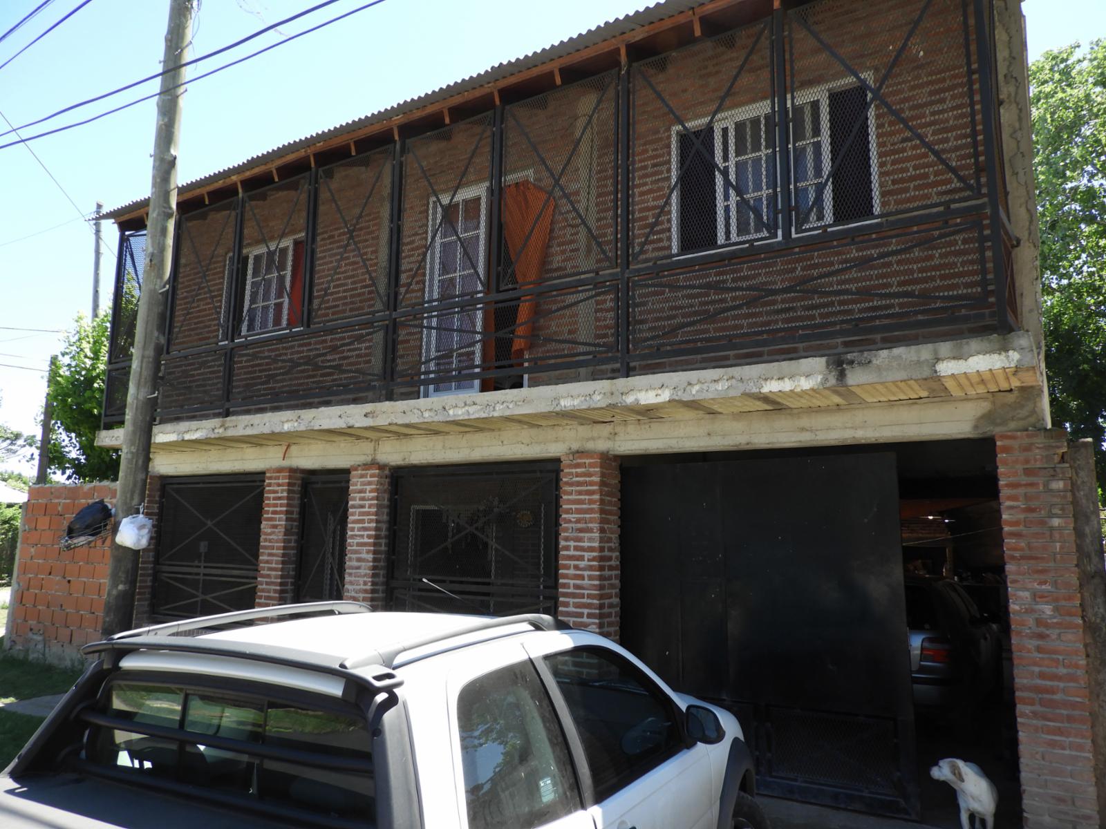 EXCELENTE CASA CON 4 DORMITORIOS LIVING COMEDOR COCINA PATIO Y ENTRADA DE AUTO