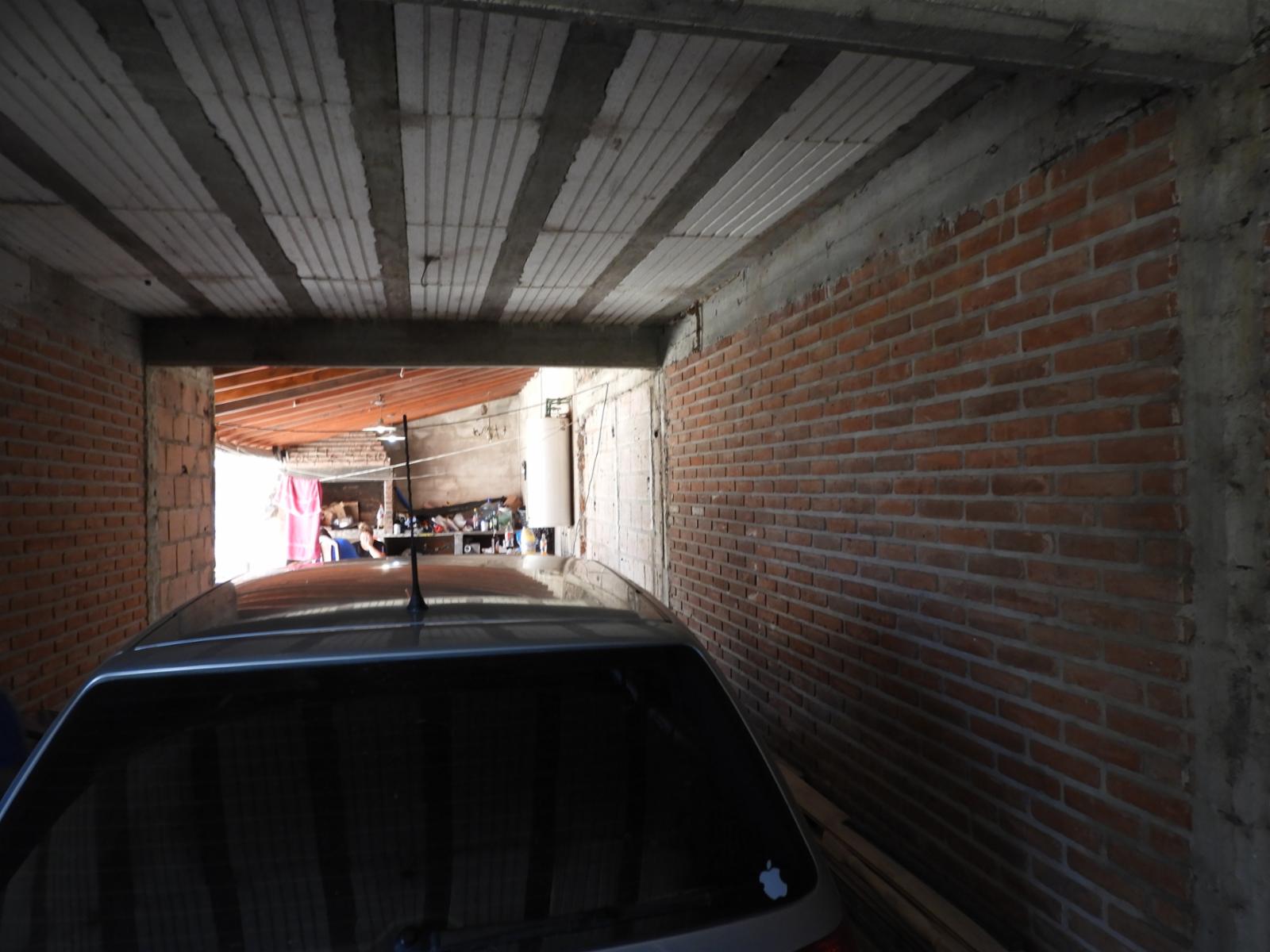 EXCELENTE CASA CON 4 DORMITORIOS LIVING COMEDOR COCINA PATIO Y ENTRADA DE AUTO — foto 2