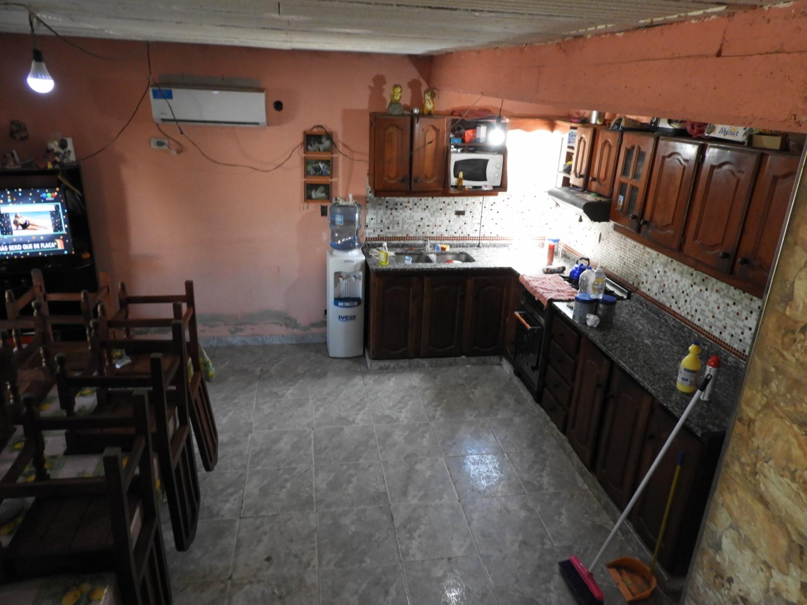EXCELENTE CASA CON 4 DORMITORIOS LIVING COMEDOR COCINA PATIO Y ENTRADA DE AUTO — foto 3