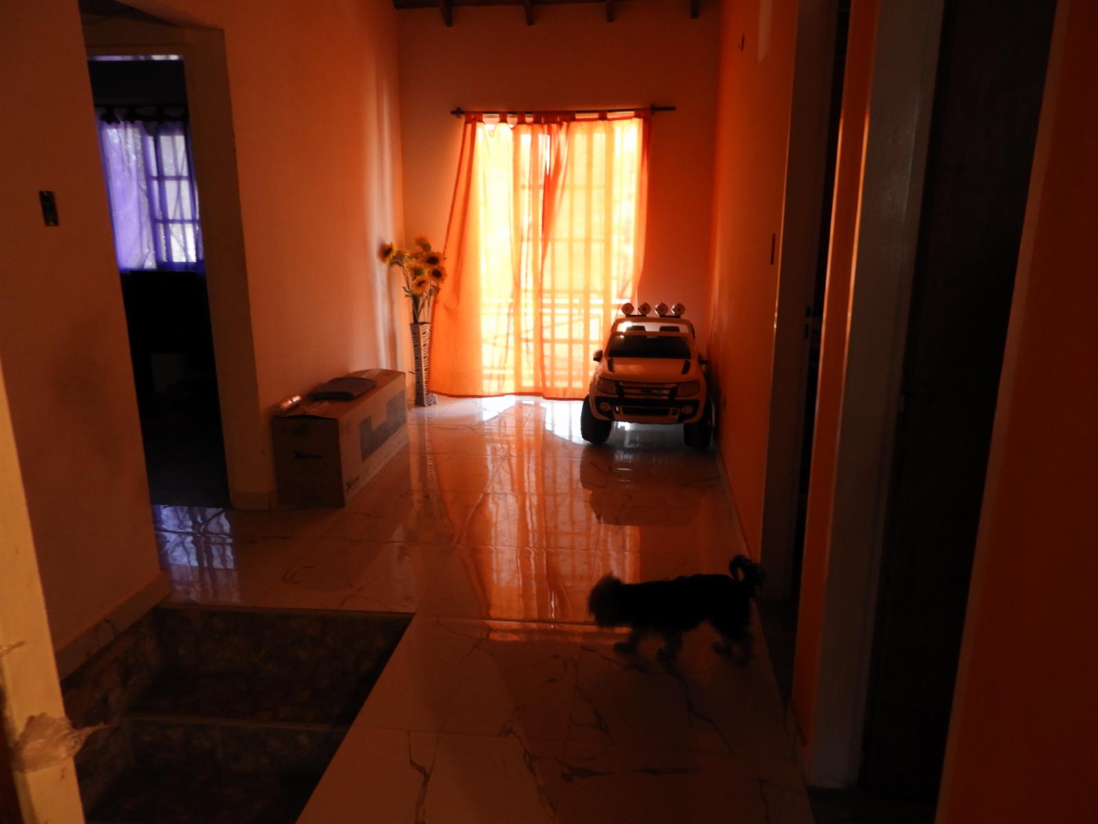 EXCELENTE CASA CON 4 DORMITORIOS LIVING COMEDOR COCINA PATIO Y ENTRADA DE AUTO — foto 4