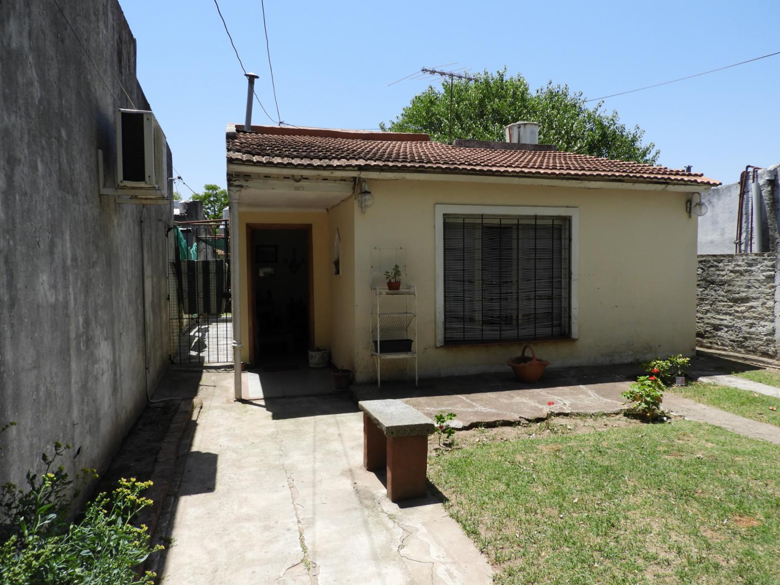 EXCELENTE PROPIEDAD CASA TRES AMBIENTES, AMPLIO PATIO, GALPÓN , PARRILLA Y ENTRADA DE AUTO.