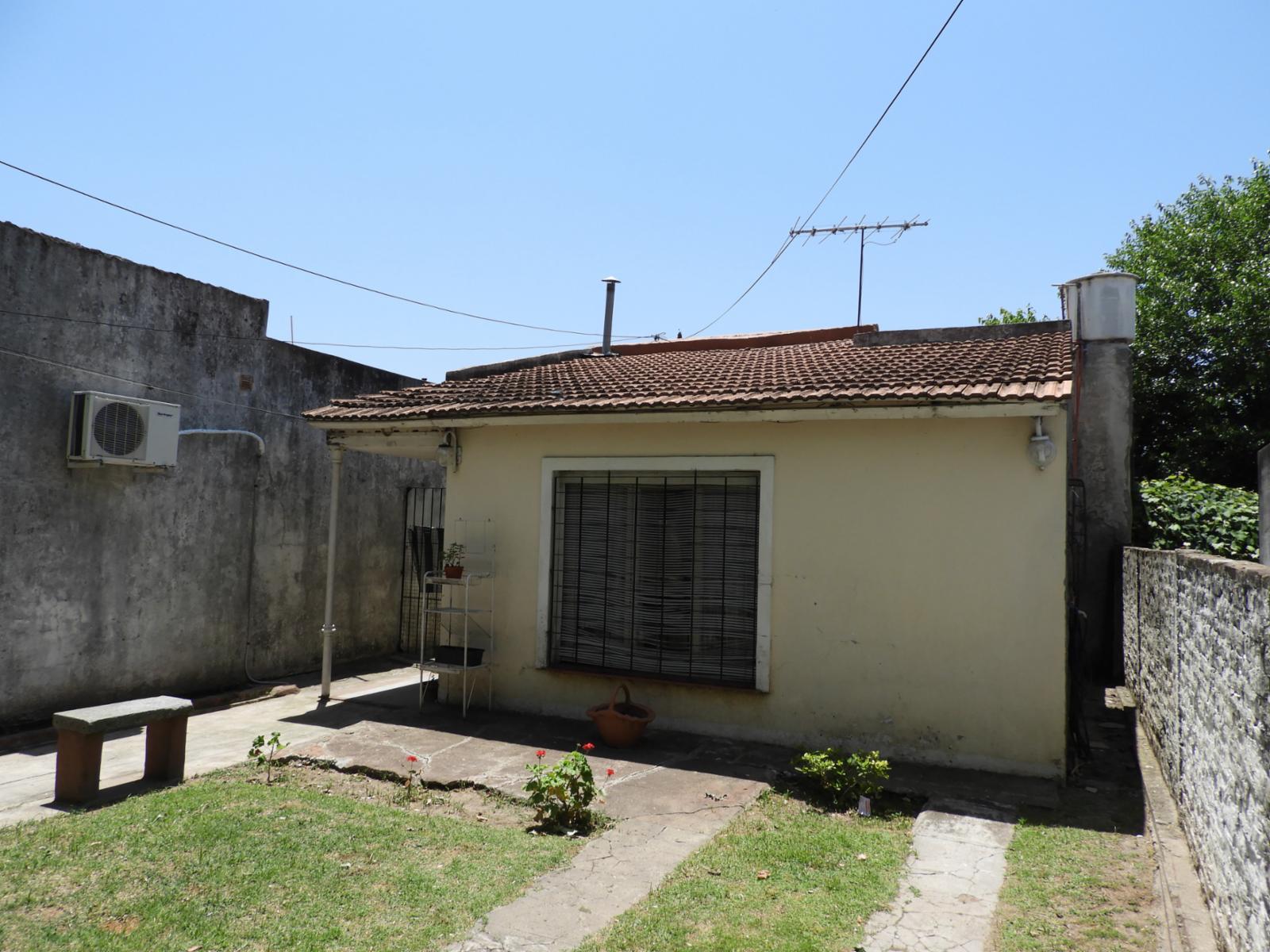 EXCELENTE PROPIEDAD CASA TRES AMBIENTES, AMPLIO PATIO, GALPÓN , PARRILLA Y ENTRADA DE AUTO. — foto 2