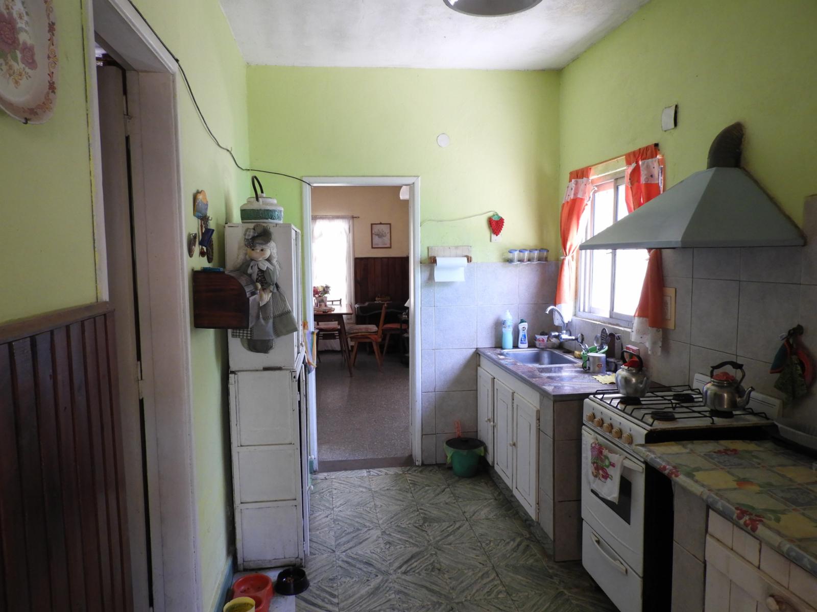 EXCELENTE PROPIEDAD CASA TRES AMBIENTES, AMPLIO PATIO, GALPÓN , PARRILLA Y ENTRADA DE AUTO. — foto 3