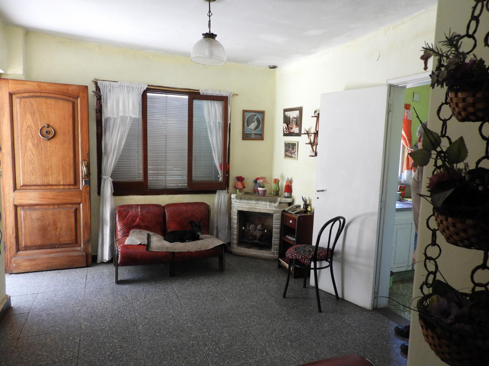 EXCELENTE PROPIEDAD CASA TRES AMBIENTES, AMPLIO PATIO, GALPÓN , PARRILLA Y ENTRADA DE AUTO. — foto 6