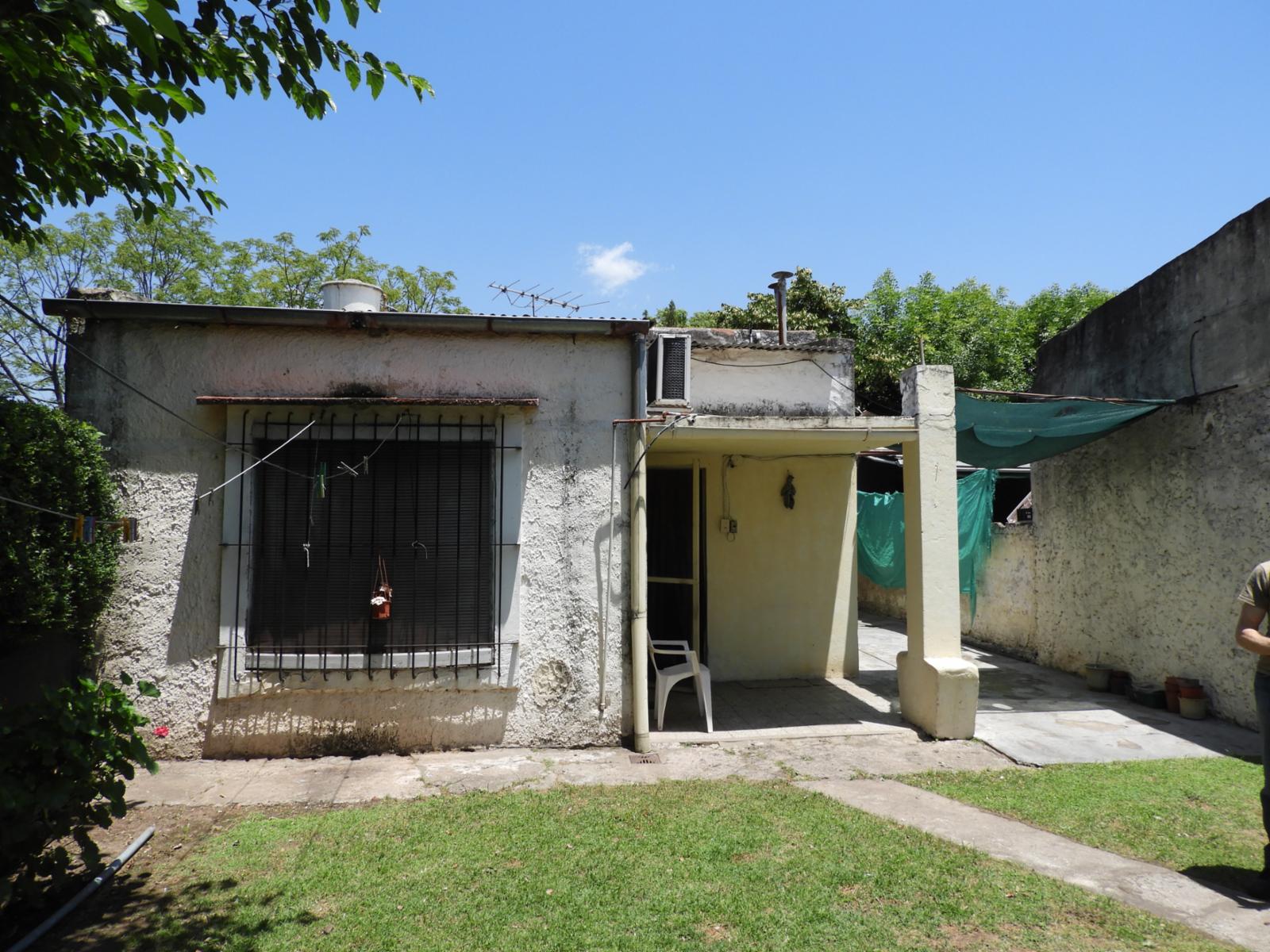 EXCELENTE PROPIEDAD CASA TRES AMBIENTES, AMPLIO PATIO, GALPÓN , PARRILLA Y ENTRADA DE AUTO. — foto 10