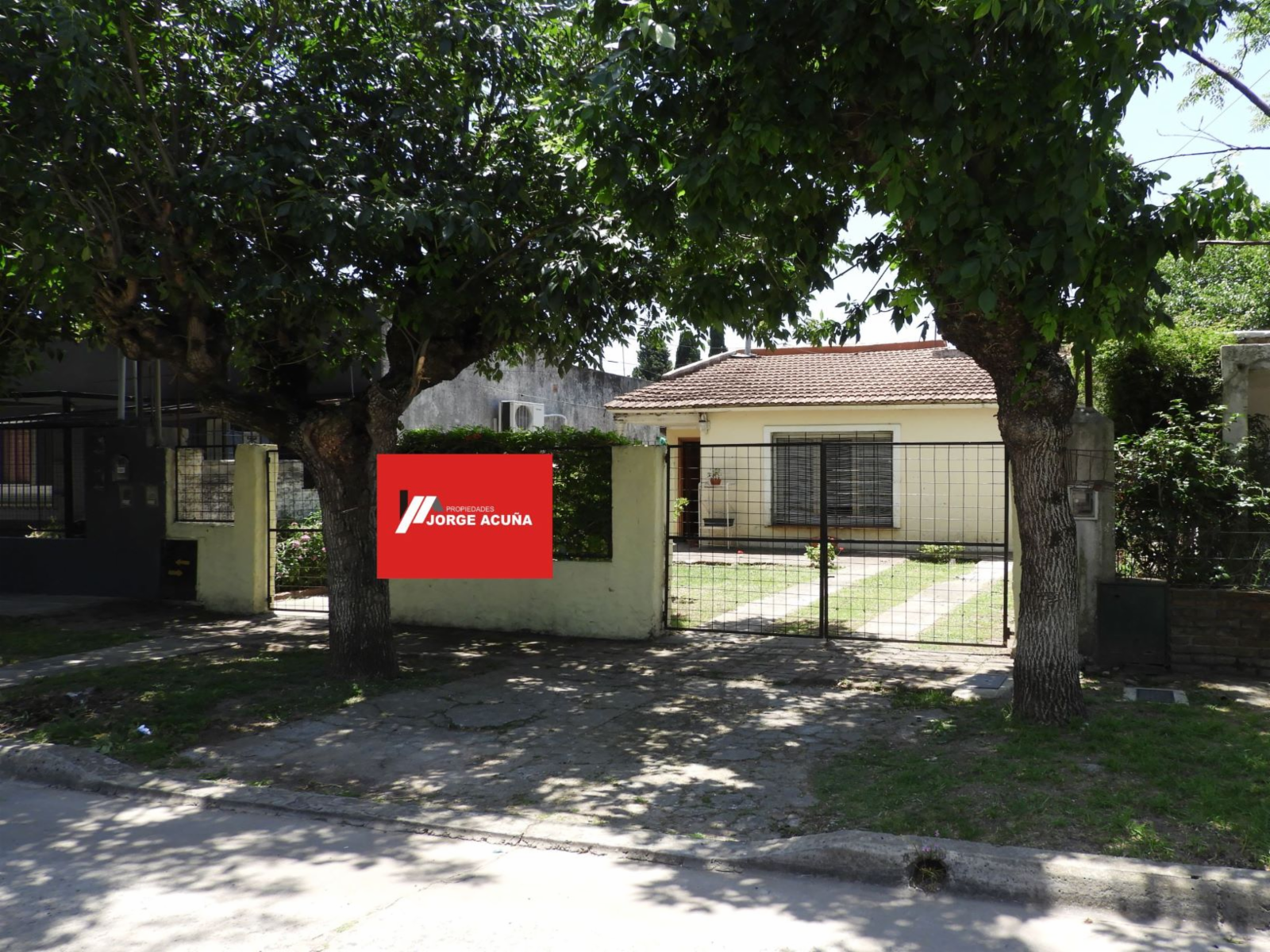 EXCELENTE PROPIEDAD CASA TRES AMBIENTES, AMPLIO PATIO, GALPÓN , PARRILLA Y ENTRADA DE AUTO. — foto 13