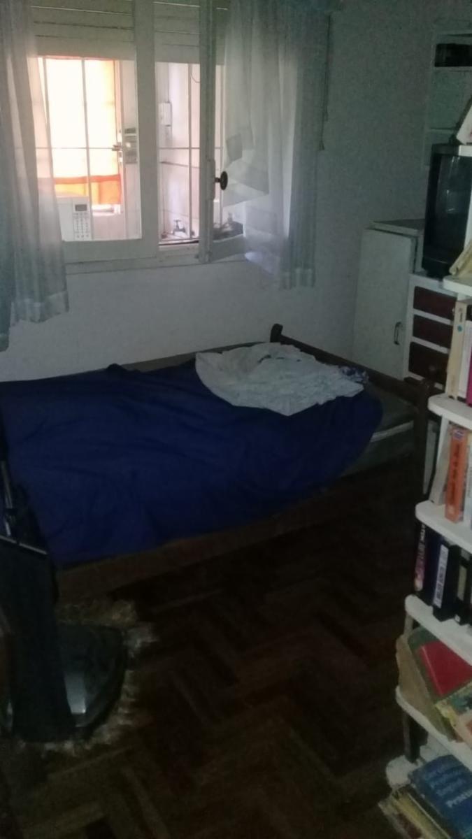 EXCELENTE PROPIEDAD DE CUATRO AMBIENTES CON GARAGE PATIO Y FONDO LIBRE — foto 2