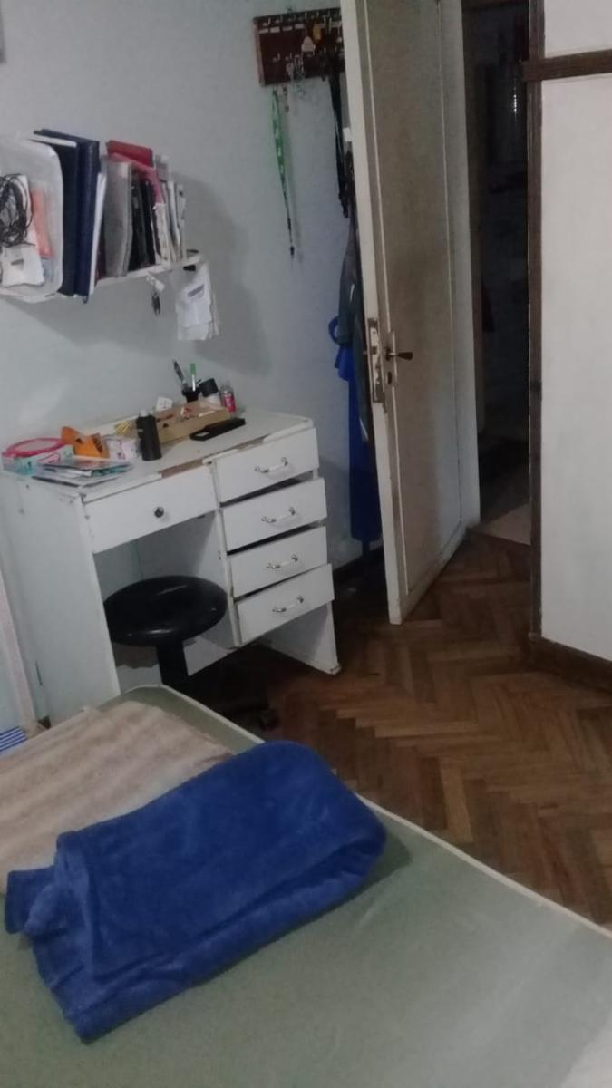 EXCELENTE PROPIEDAD DE CUATRO AMBIENTES CON GARAGE PATIO Y FONDO LIBRE — foto 3