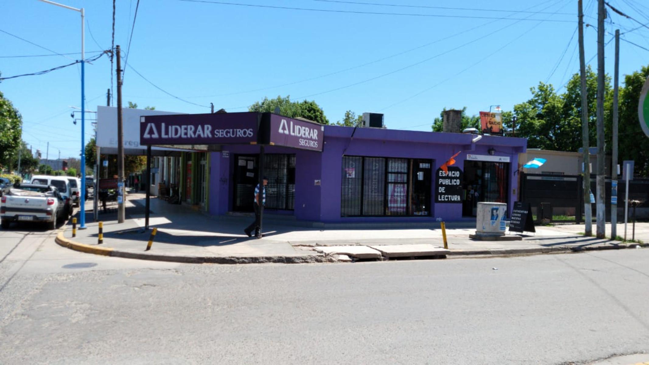 EXCELENTE PROPIEDAD COMERCIAL DE SEIS LOCALES TOTALMENTE ALQUILADO Y VIVIENDA FAMILIAR DE TRES AMBIENTES CON COCHERA — foto 2