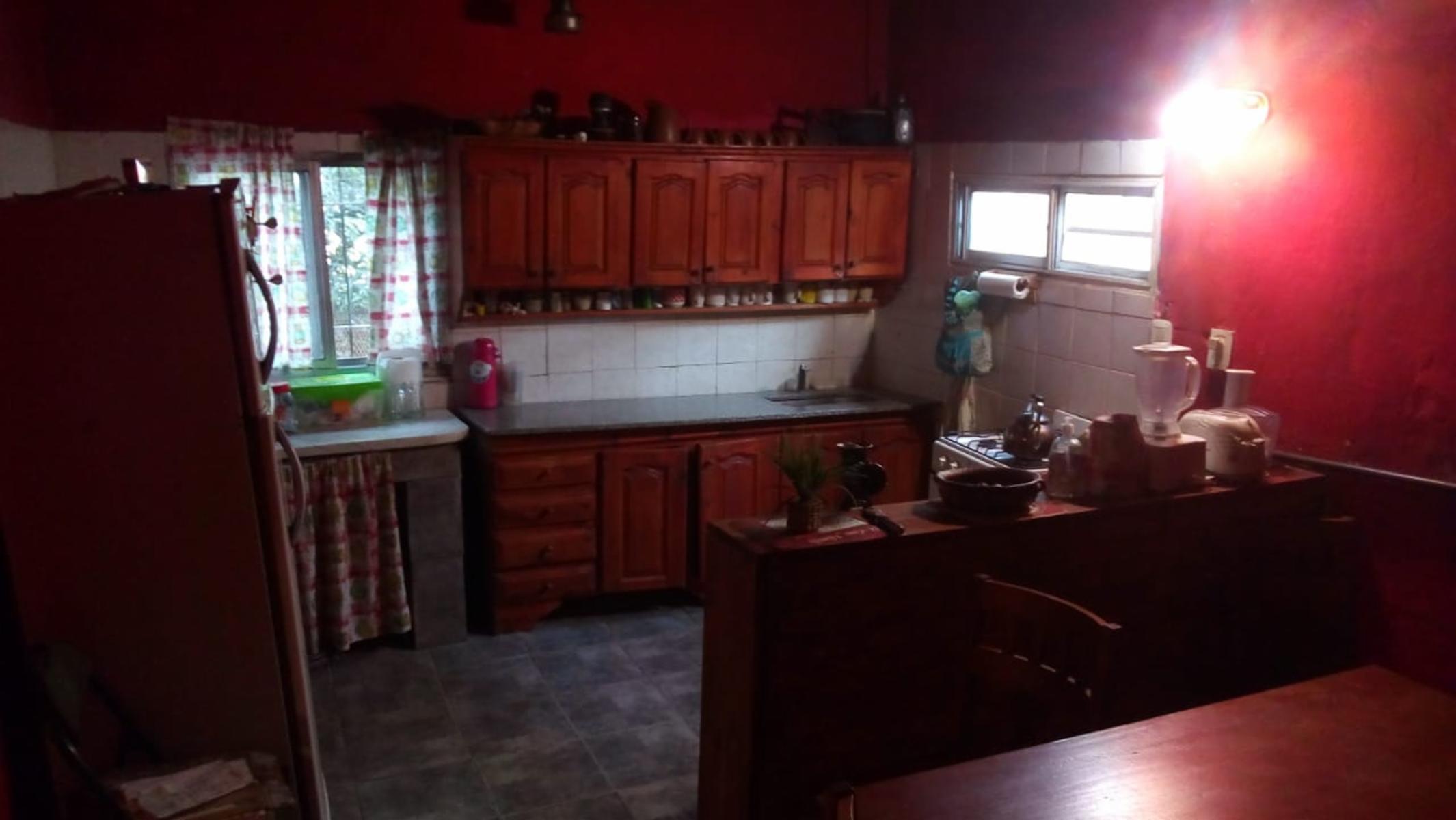 EXCELENTE CASA DE TRES AMBIENTES CON PATIO Y ENTRADA DE AUTO MAS UN DEPARTAMENTO DE DOS AMBIENTES