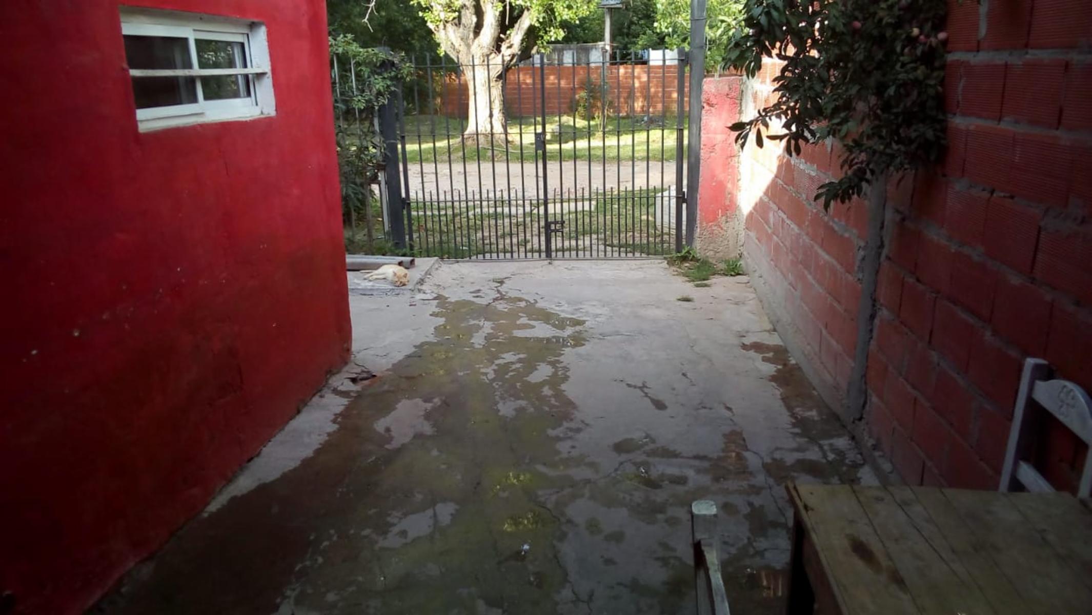 EXCELENTE CASA DE TRES AMBIENTES CON PATIO Y ENTRADA DE AUTO MAS UN DEPARTAMENTO DE DOS AMBIENTES — foto 2