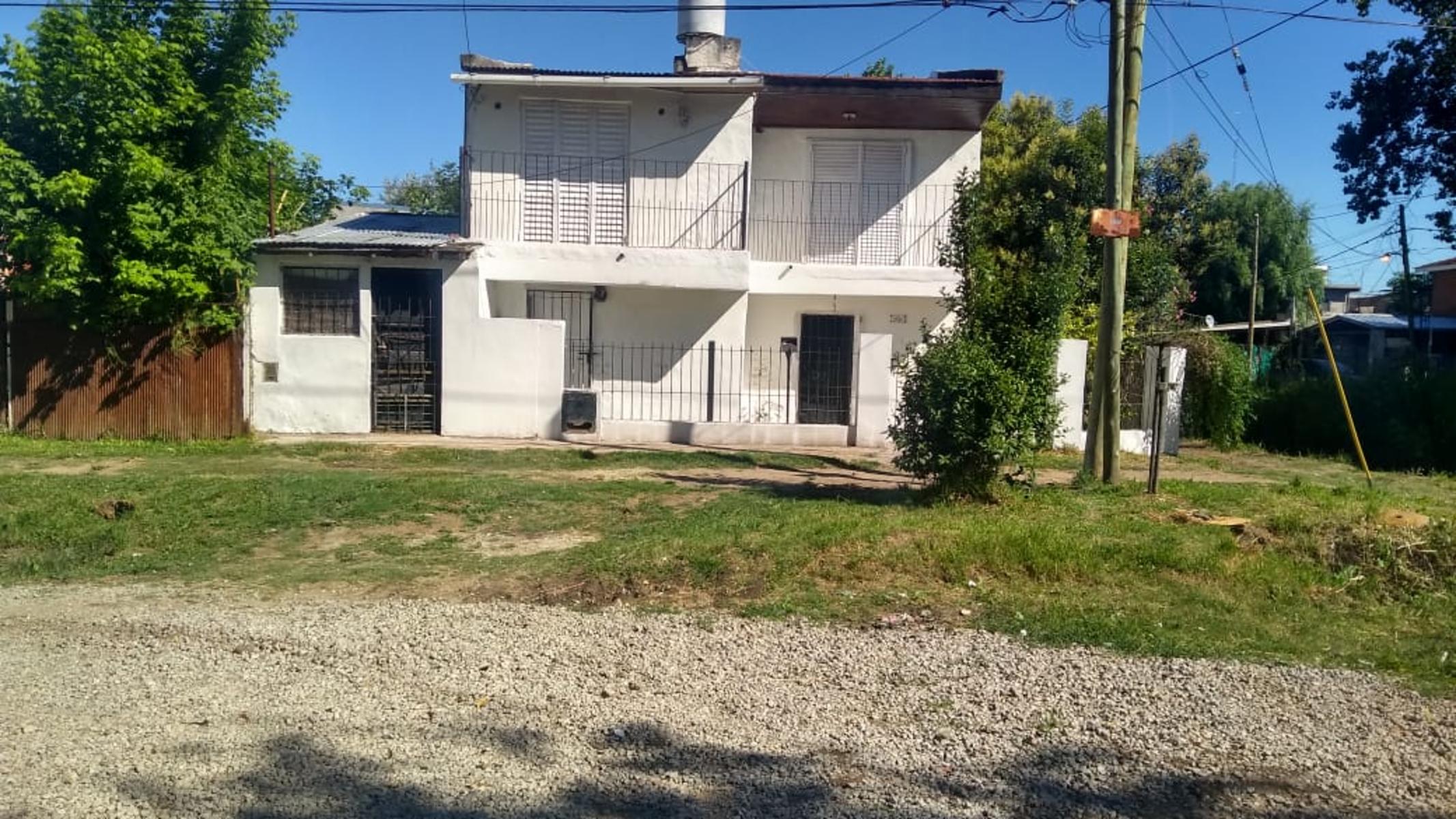 EXCELENTE PROPIEDAD MULTIFAMILIAR, DOS CASAS DE TRES AMBIENTES Y FONDO LIBRE