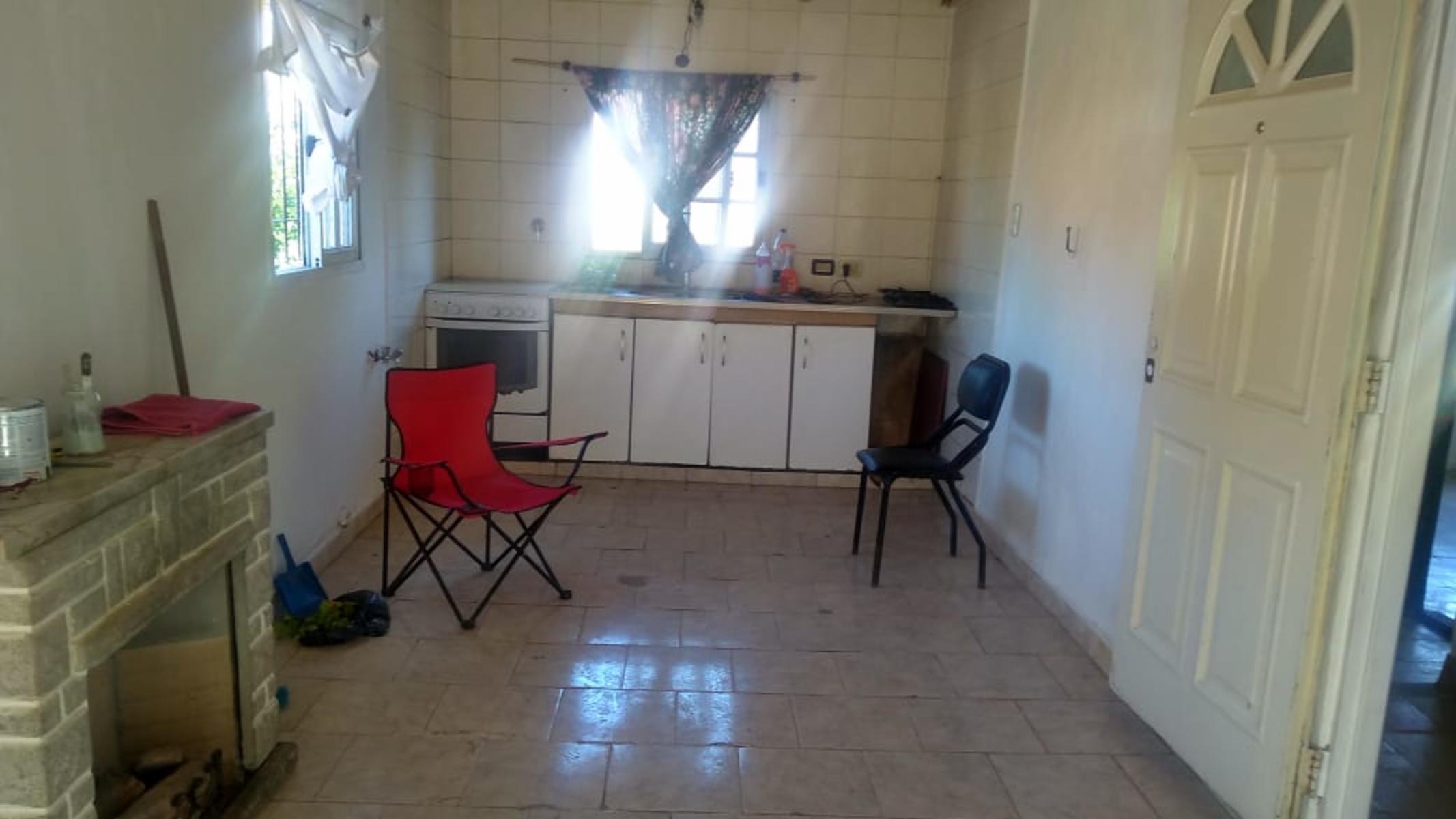 EXCELENTE PROPIEDAD MULTIFAMILIAR, DOS CASAS DE TRES AMBIENTES Y FONDO LIBRE — foto 2