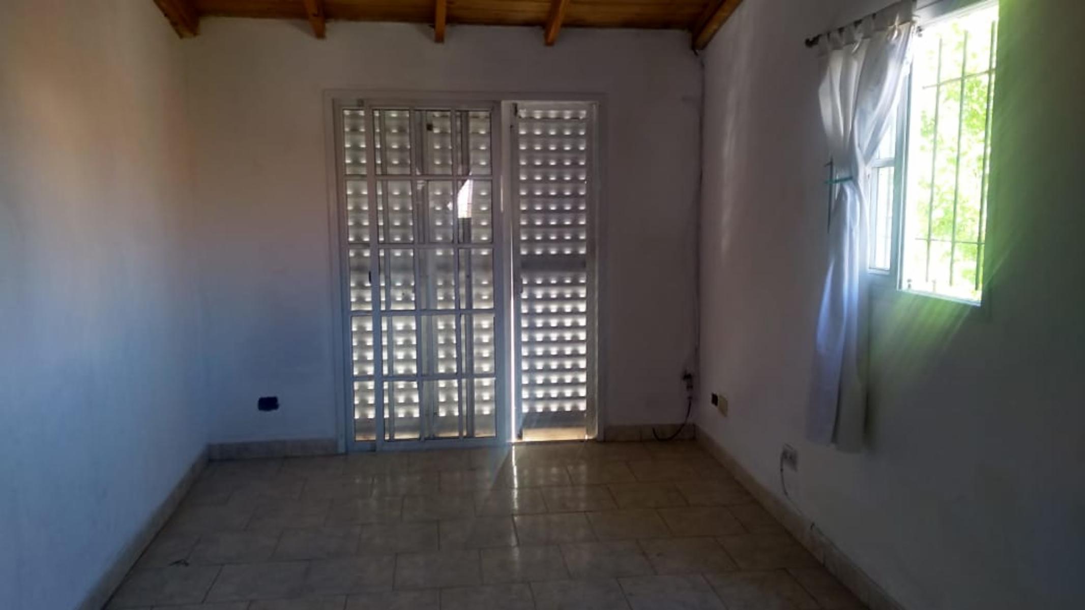 EXCELENTE PROPIEDAD MULTIFAMILIAR, DOS CASAS DE TRES AMBIENTES Y FONDO LIBRE — foto 3