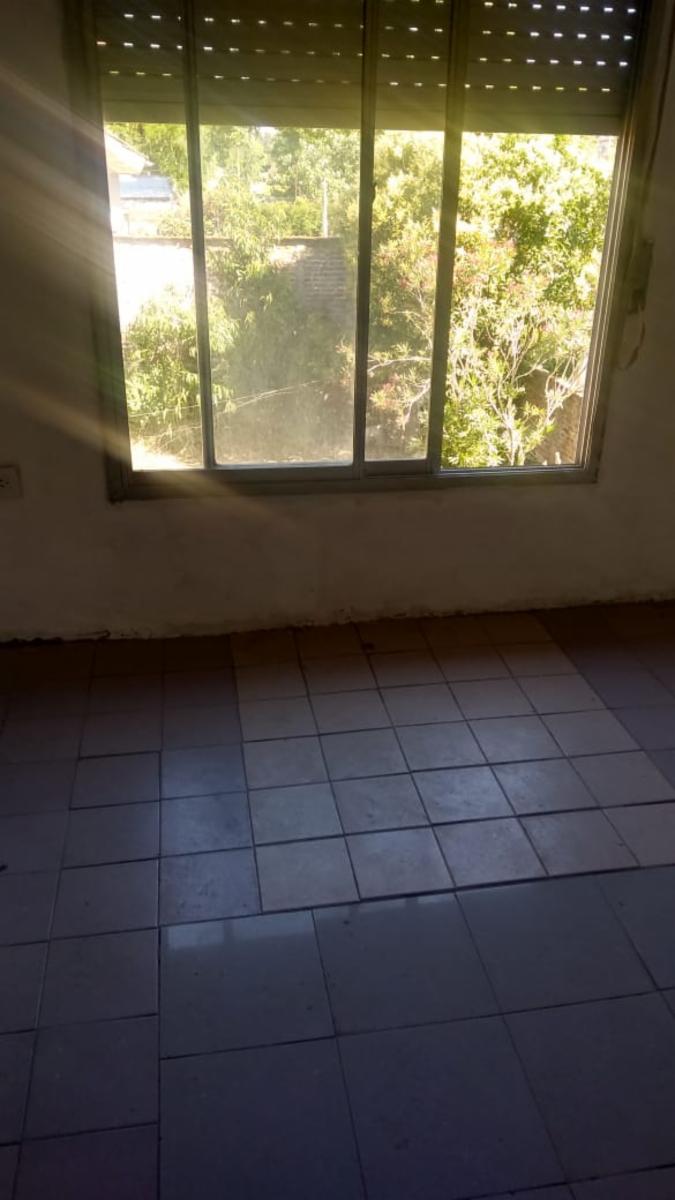 EXCELENTE PROPIEDAD MULTIFAMILIAR, DOS CASAS DE TRES AMBIENTES Y FONDO LIBRE — foto 5