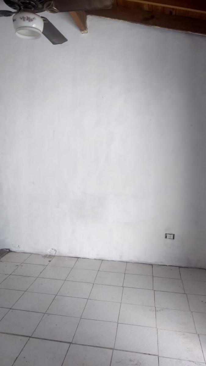 EXCELENTE PROPIEDAD MULTIFAMILIAR, DOS CASAS DE TRES AMBIENTES Y FONDO LIBRE — foto 6